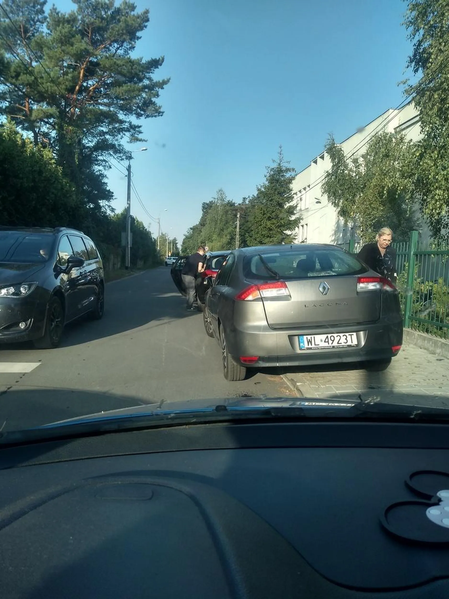 Zastawiają chodnik i przejazd przy szkole RODZICE,  a potem płacz bo bombelka potrącili. Na drugim planie żałosny tatusiek co bombelka MUSI wsadzać do auta od strony drogi. Bezmózgi!! Przylaszczkowa - Warszawa przy SP