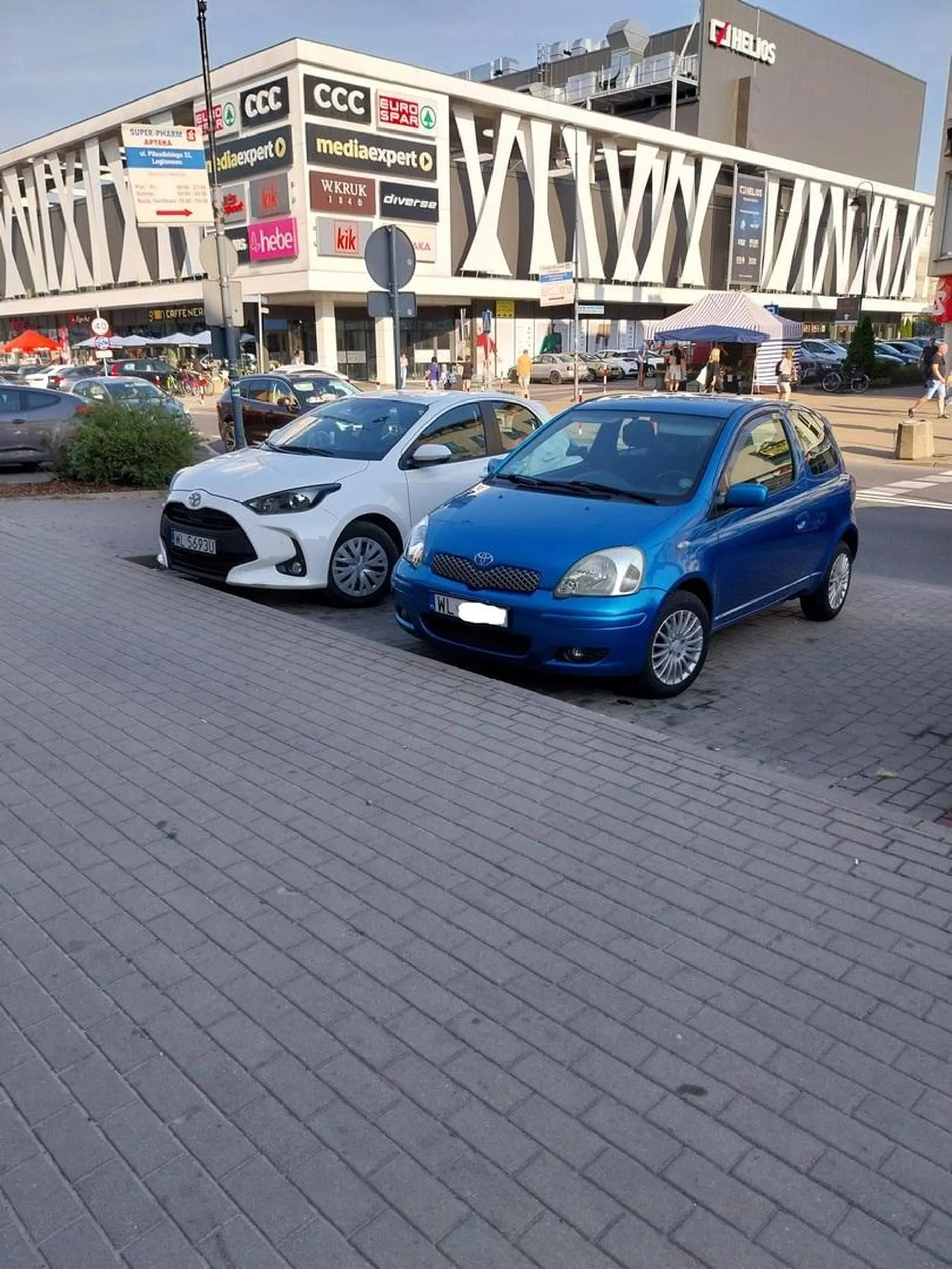 Pani z białej Toyoty Yaris (WL5693U) spowodowała kolizję w Legionowie dnia 8 września 2023 i oddaliła się z miejsca zdarzenia bez pozostawienia swoich danych. Może ktoś pomóc w ustaleniu personaliów sprawcy ?