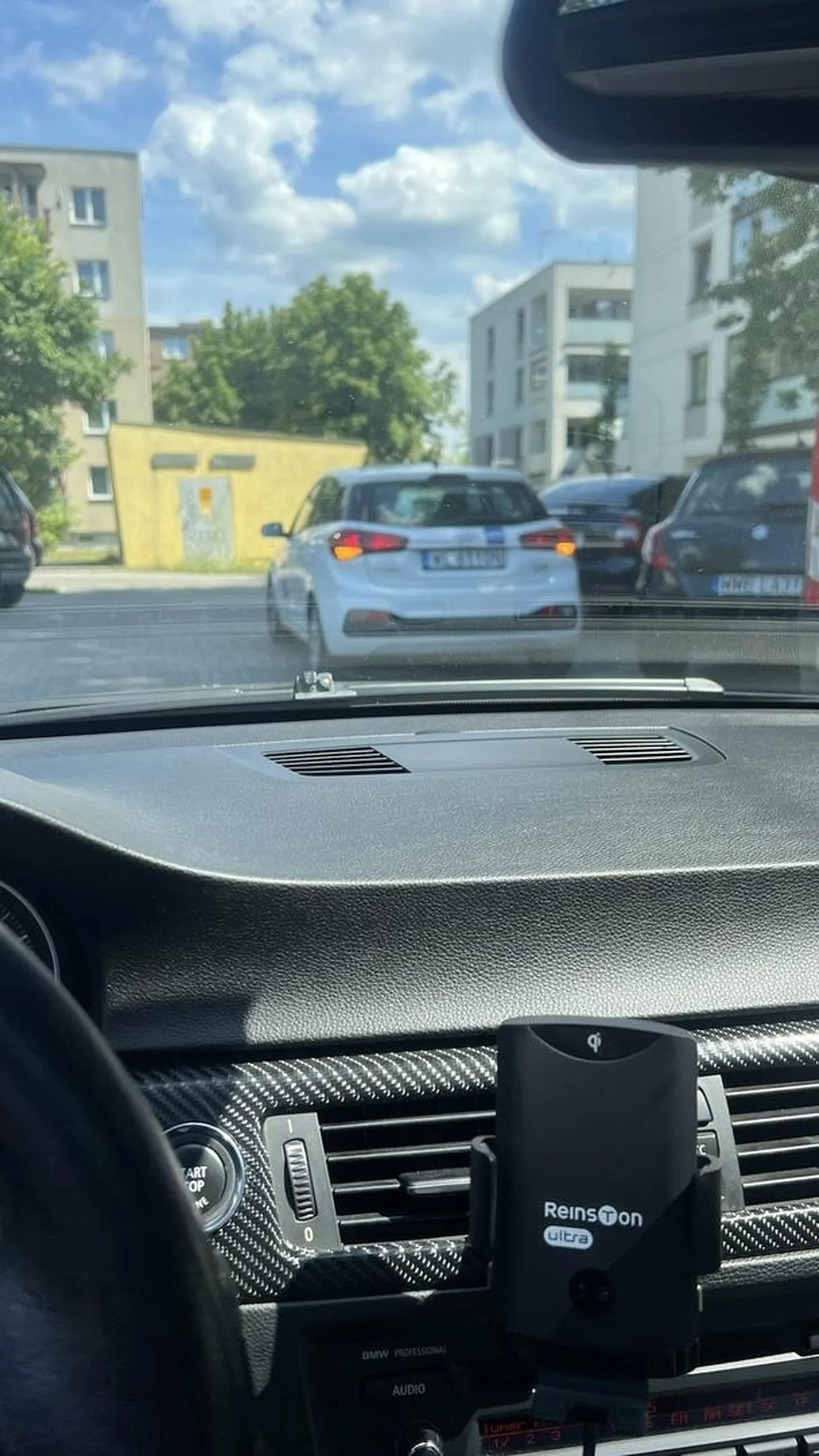 Stoi sobie tak od 10 minut, 300 metrów dalej jest drugi parking…