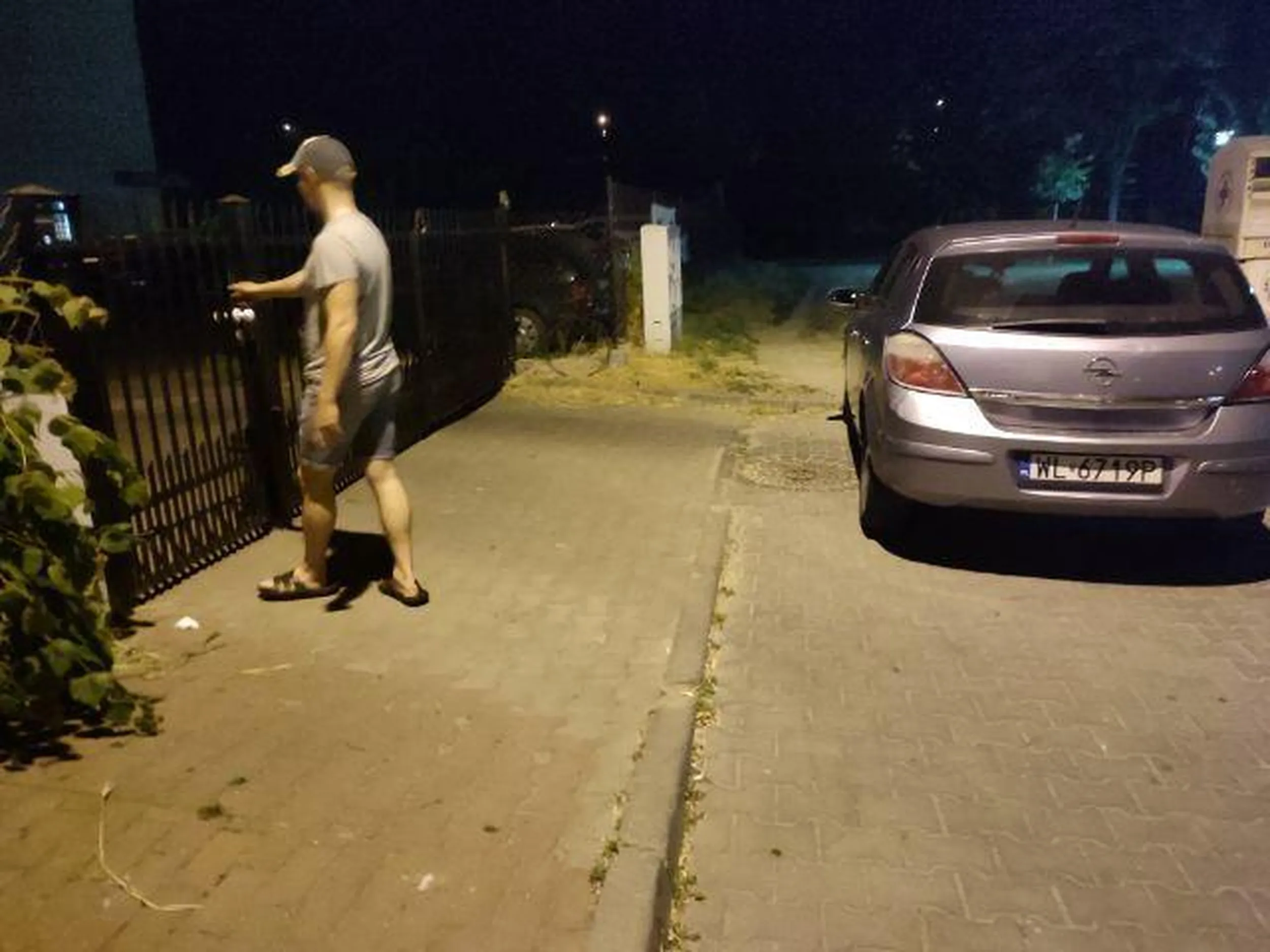 Takie tam sprzed bramy wjazdowej na parking osiedlowy.