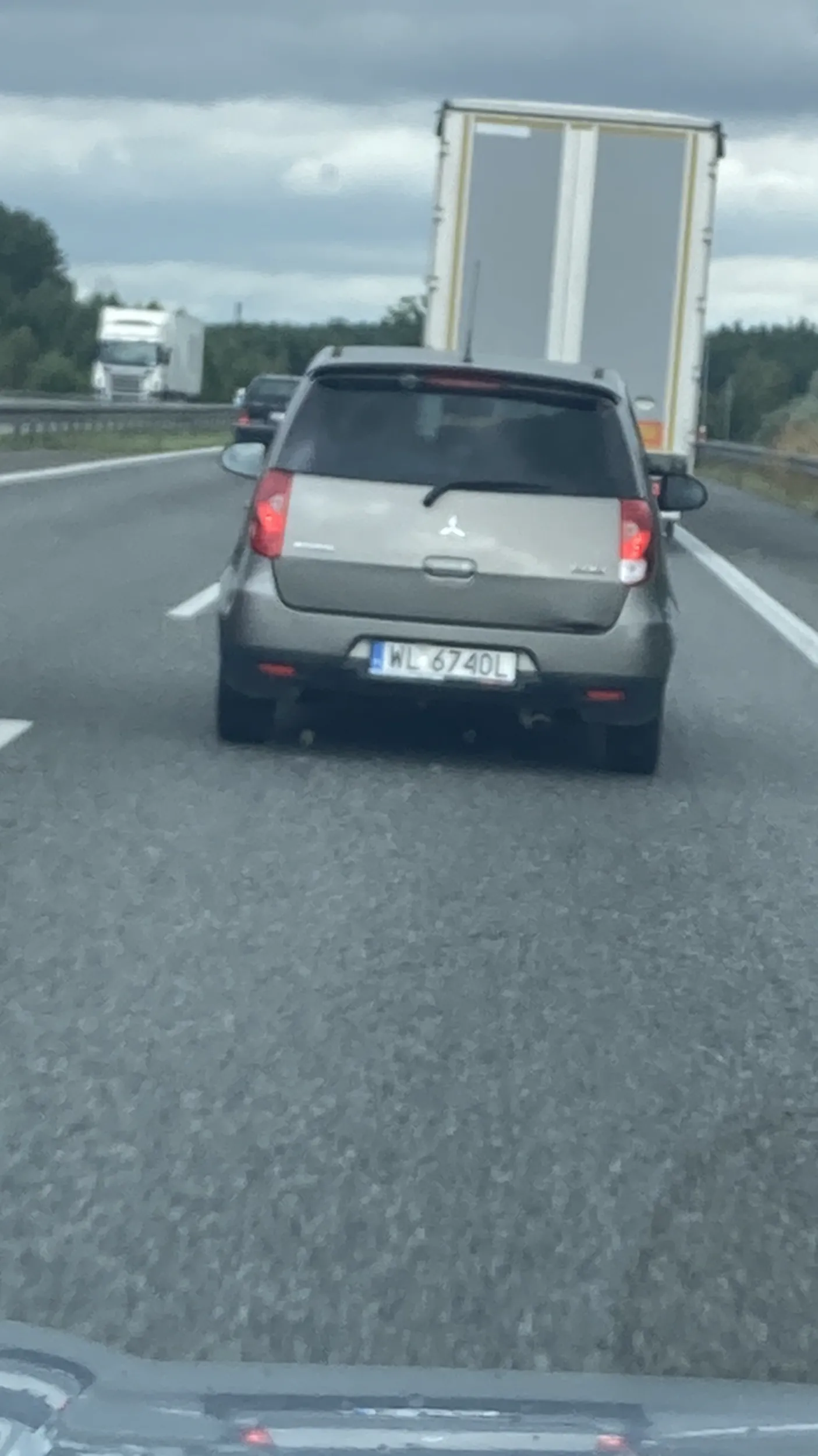 Kierowca blokuje lewy pas, podczas wyprzedzania przyspiesza i złośliwie zajeżdża drogę sprowadzając ogromne zagrożenie w ruchu.