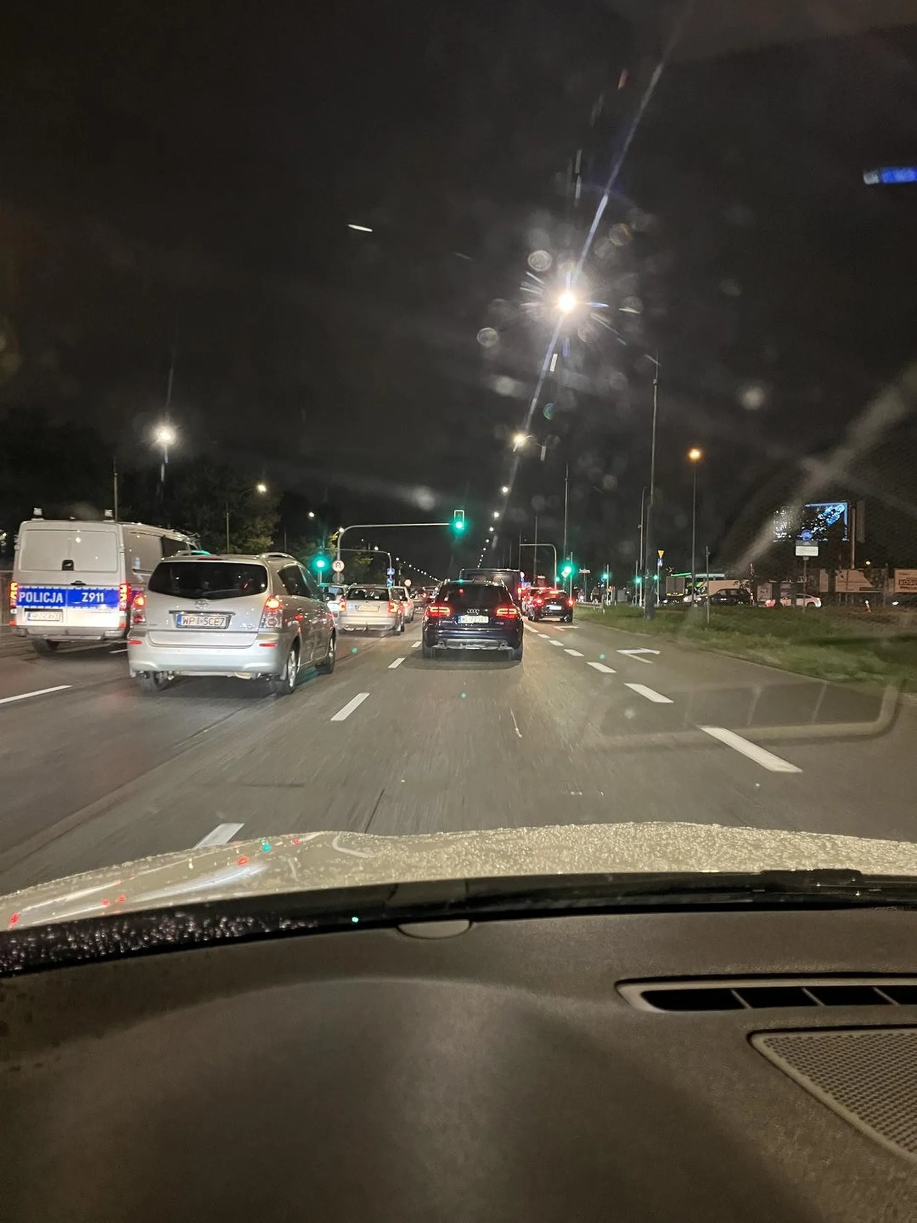 Z takim stylem jazdy (przekraczanie dozwolonej prędkości, slalom między autami) możesz być kolejnym nagłówkiem z wypadkiem śmiertelnym. Warto? Ja wiem, że stare Audi nakazuje jazdę jak wariat… Przemyśl człowieku trochę swój styl jazdy, póki nie jest za późno.