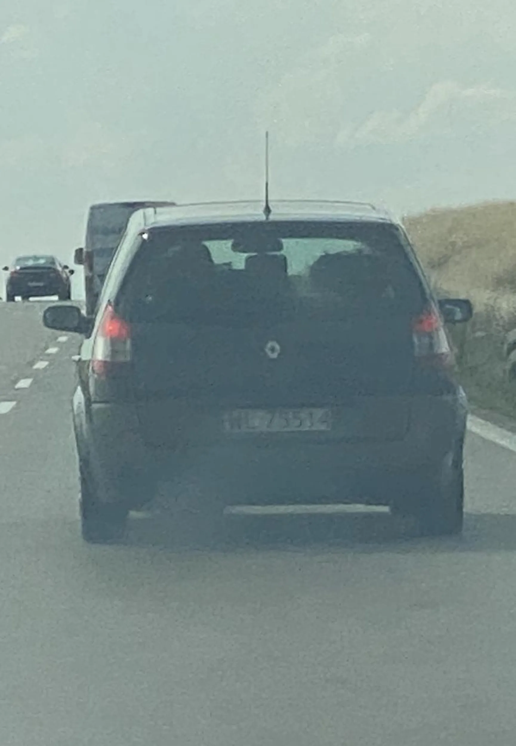 Ciemno, nie widać auta? Tak, taki czarny syf wylatuje z rury, że za nim tylko czarna ściana spalin! Ty syfiarzu przestań jeździć na oleju opałowym !!!