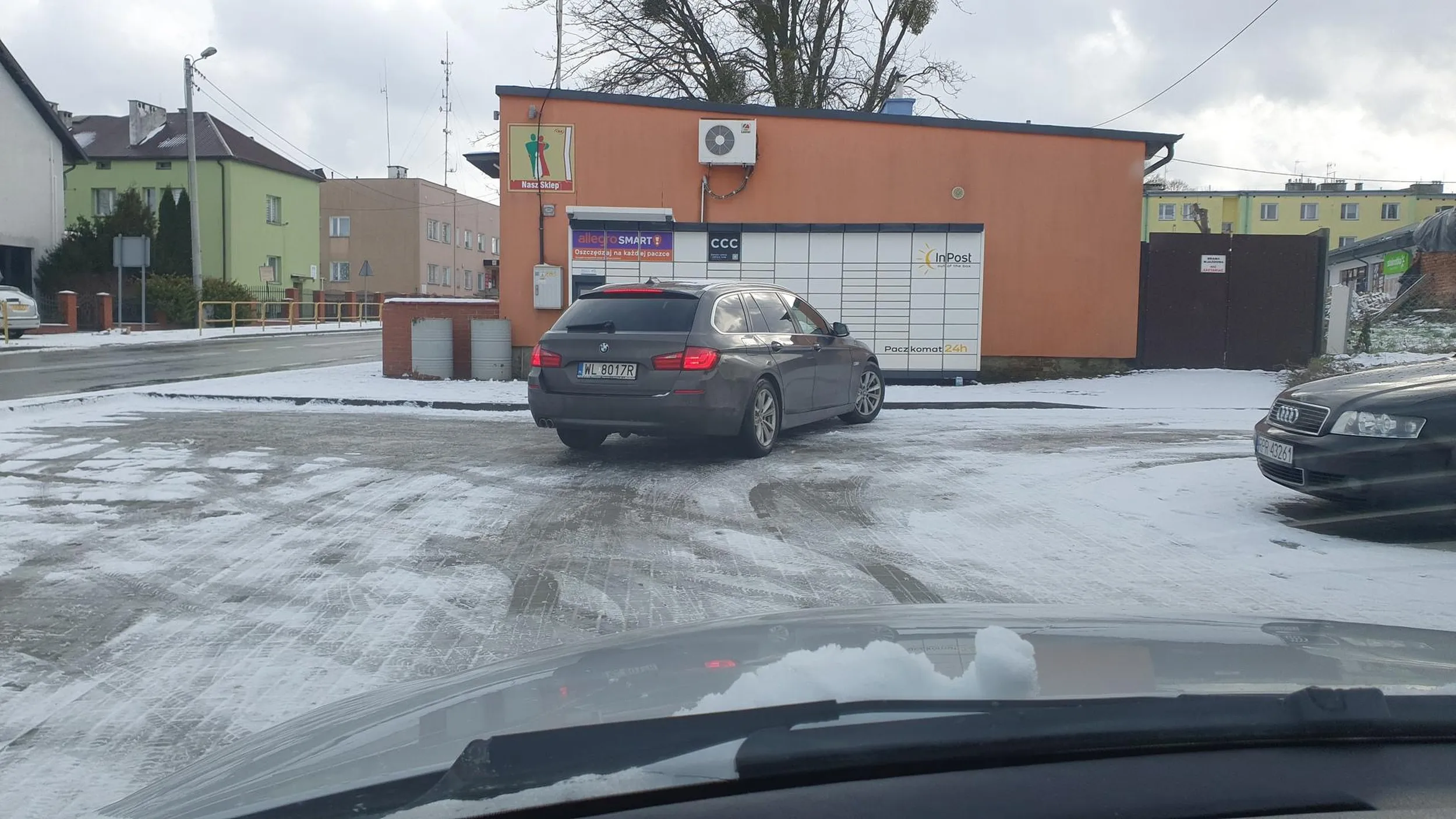 staje sobie na środku parkingu, bo on "tylko na chwile do paczkomatu", jak widać dodatkowe 5 sekund na zaparkowanie w stanowisku zamiast zablokować pół parkingu to za duże wyzwanie intelektualne
