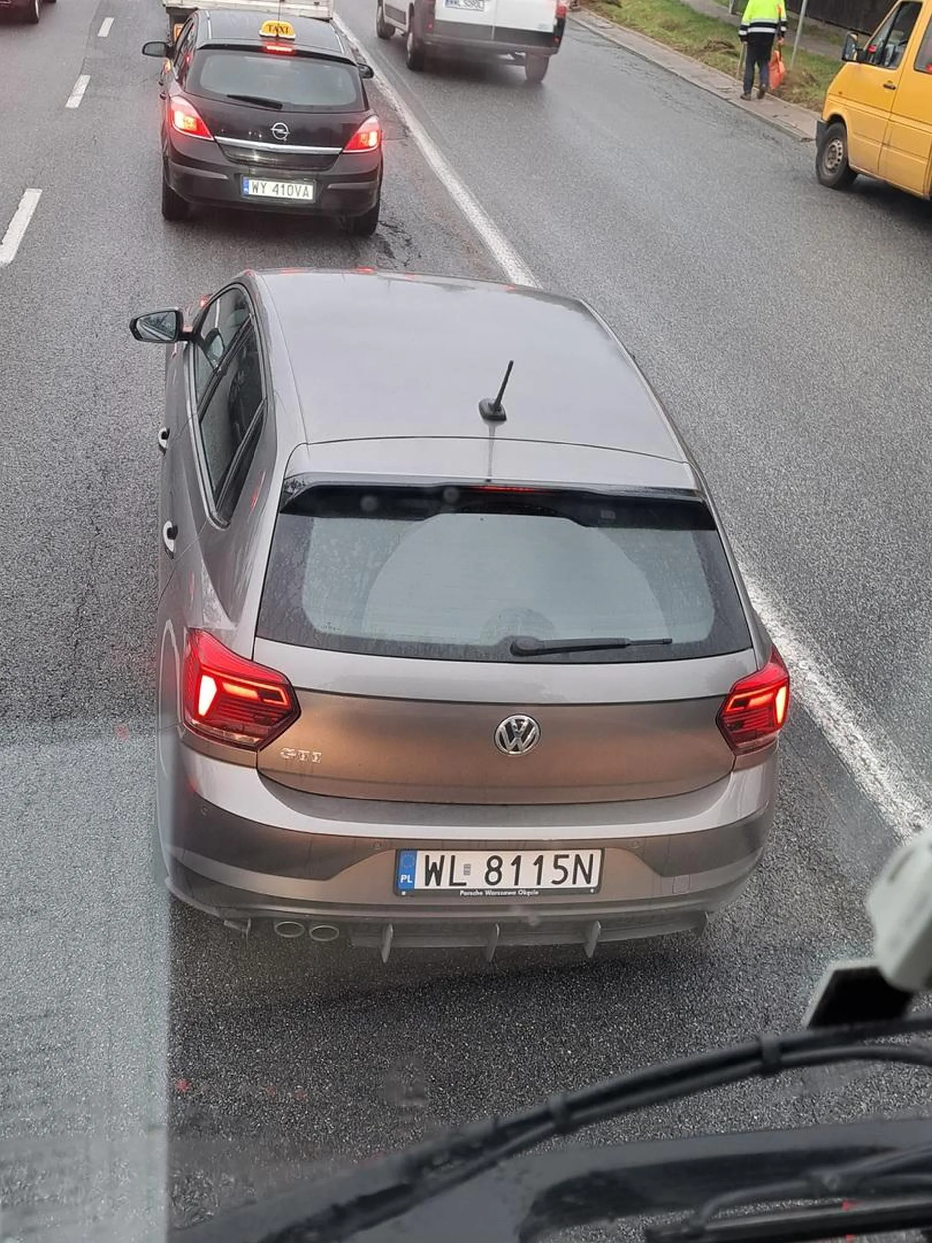 Kolejny psychicznie chory co nie umie "czytać" znaków poziomych i przekonany o swojej słuszności zajeżdża drogę i hamuje