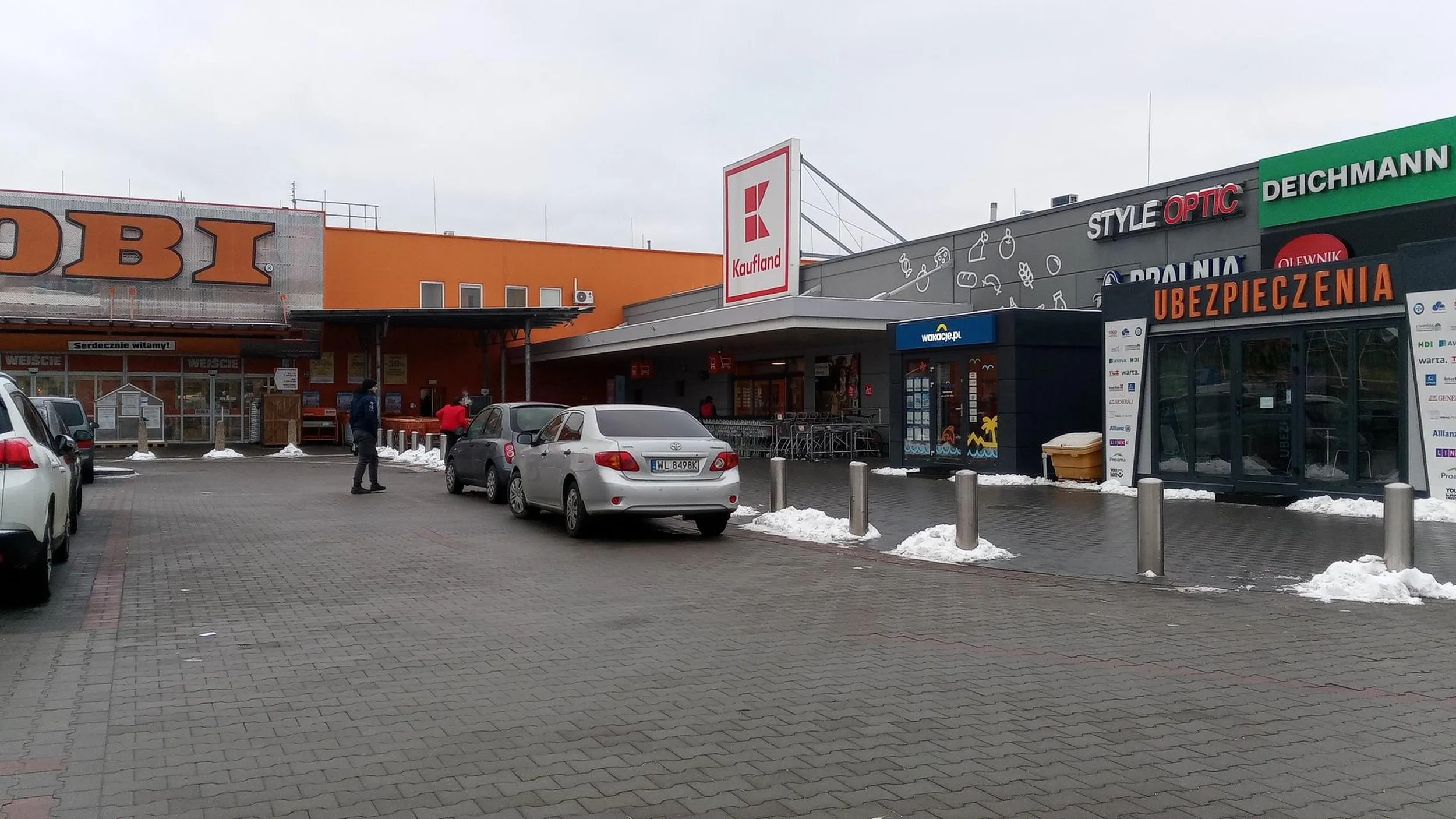 Stary dziad zaparkował przy Obi i Kauflandzie w Jabłonna na drodze na terenie marketów a na parkingu  5 metrów obok mnóstwo miejsc parkingowych ponieważ było rano 8:00. Nie był to człowiek niepełnosprawny tylo pełnosprawny czub który jeszcze pluł na chodnik. Cham, prostak, egoista słoma mu z butów wystaje.