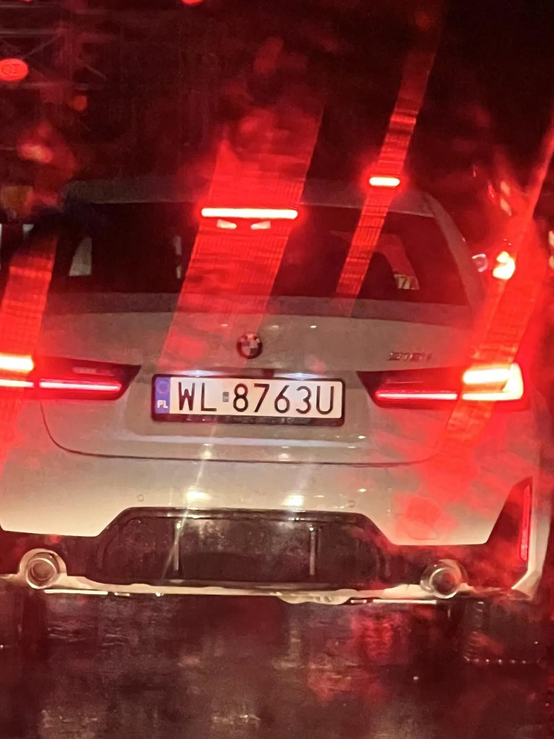 Przyspiesza i co kilka sekund hamuje bez powodu, wyjeżdża za linie ciągłe. Mimo klaksonu i mrugania światłami, nie zatrzymał się i kontynuował owe zachowanie. Radzę uważać, zgłoszony na policje