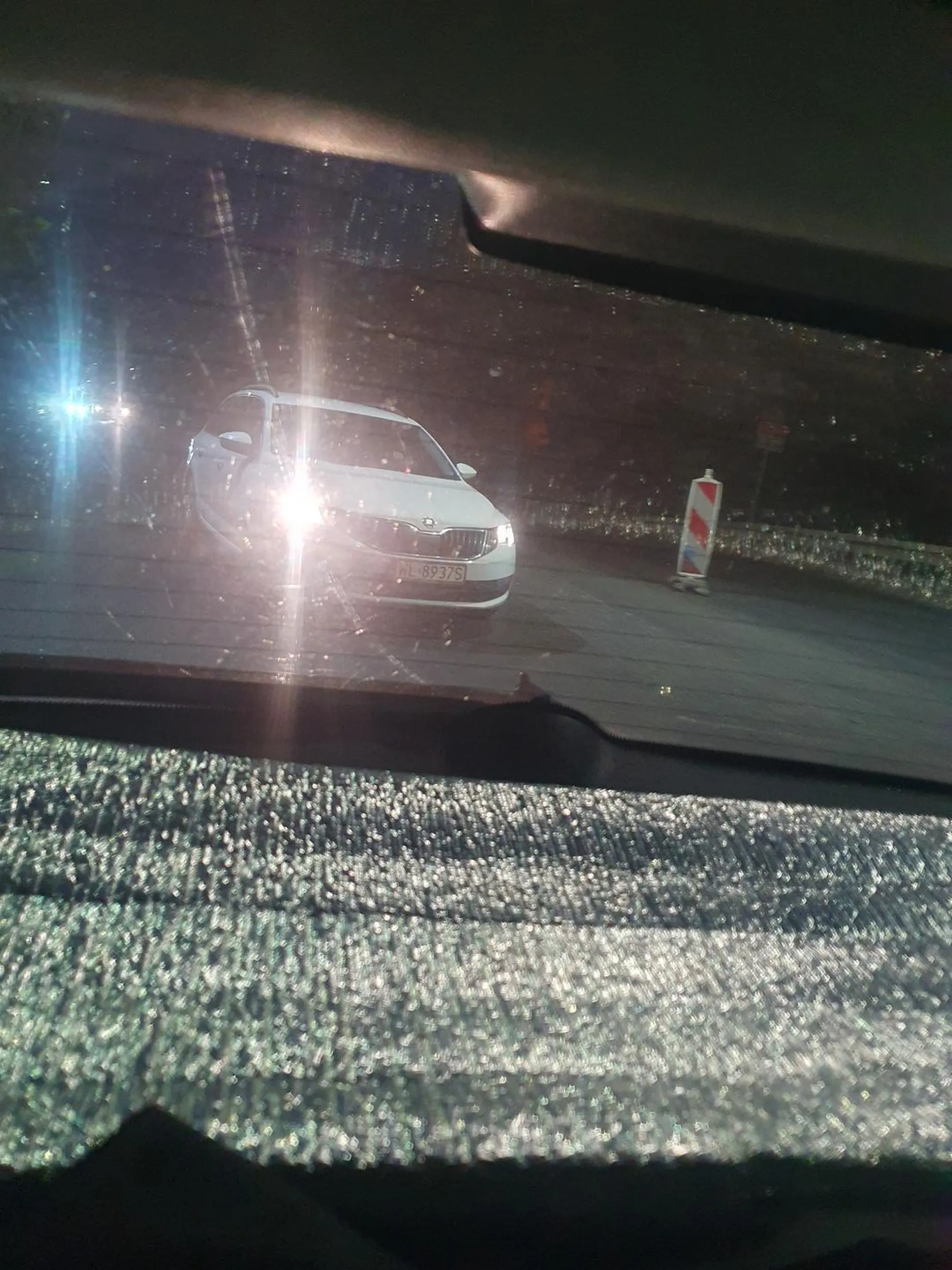 Kierowca tego samochodu oślepia innych nieprawidlowo ustawionymi reflektorami.