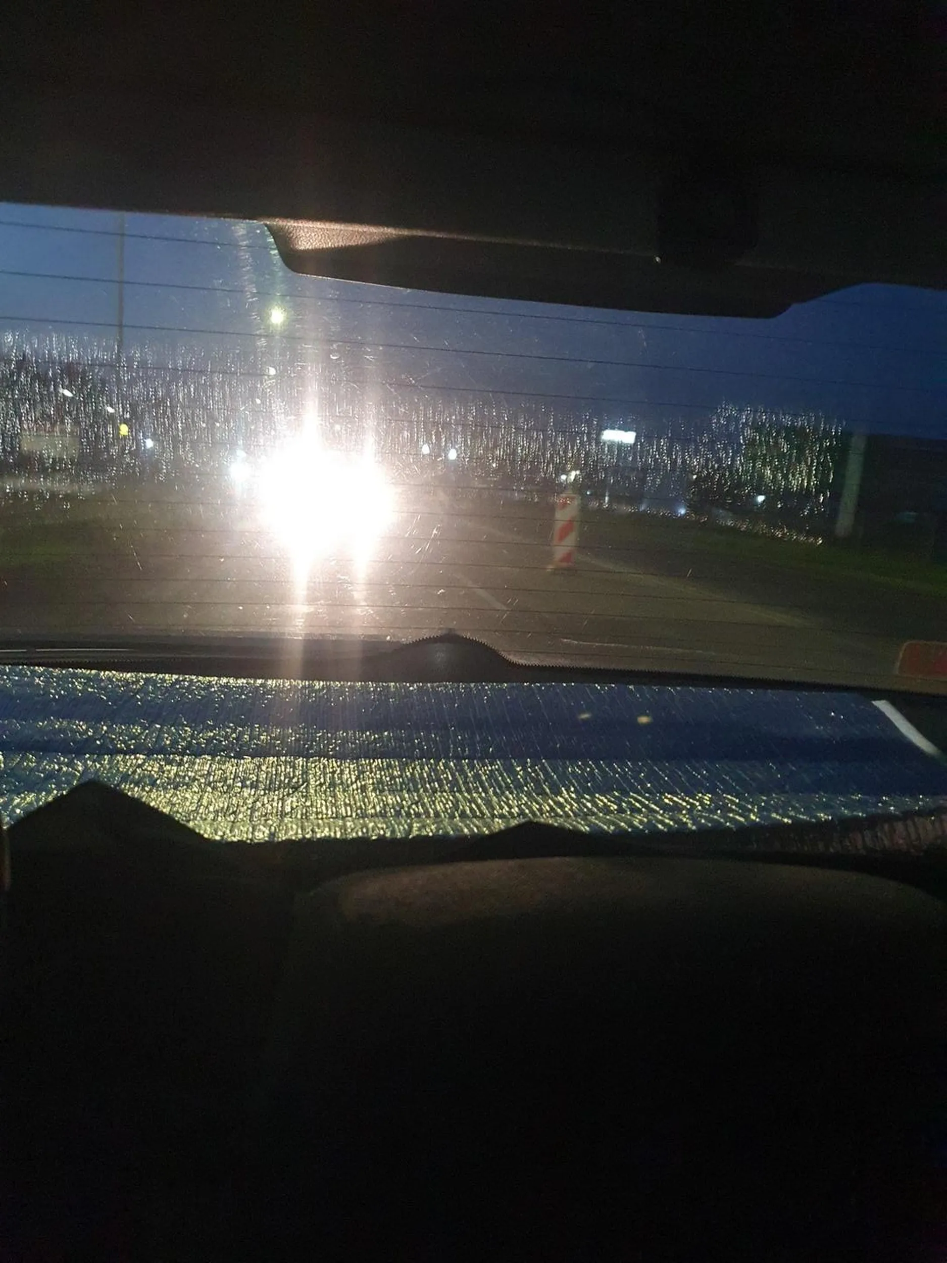 Kierowca tego samochodu oślepia innych nieprawidlowo ustawionymi reflektorami.