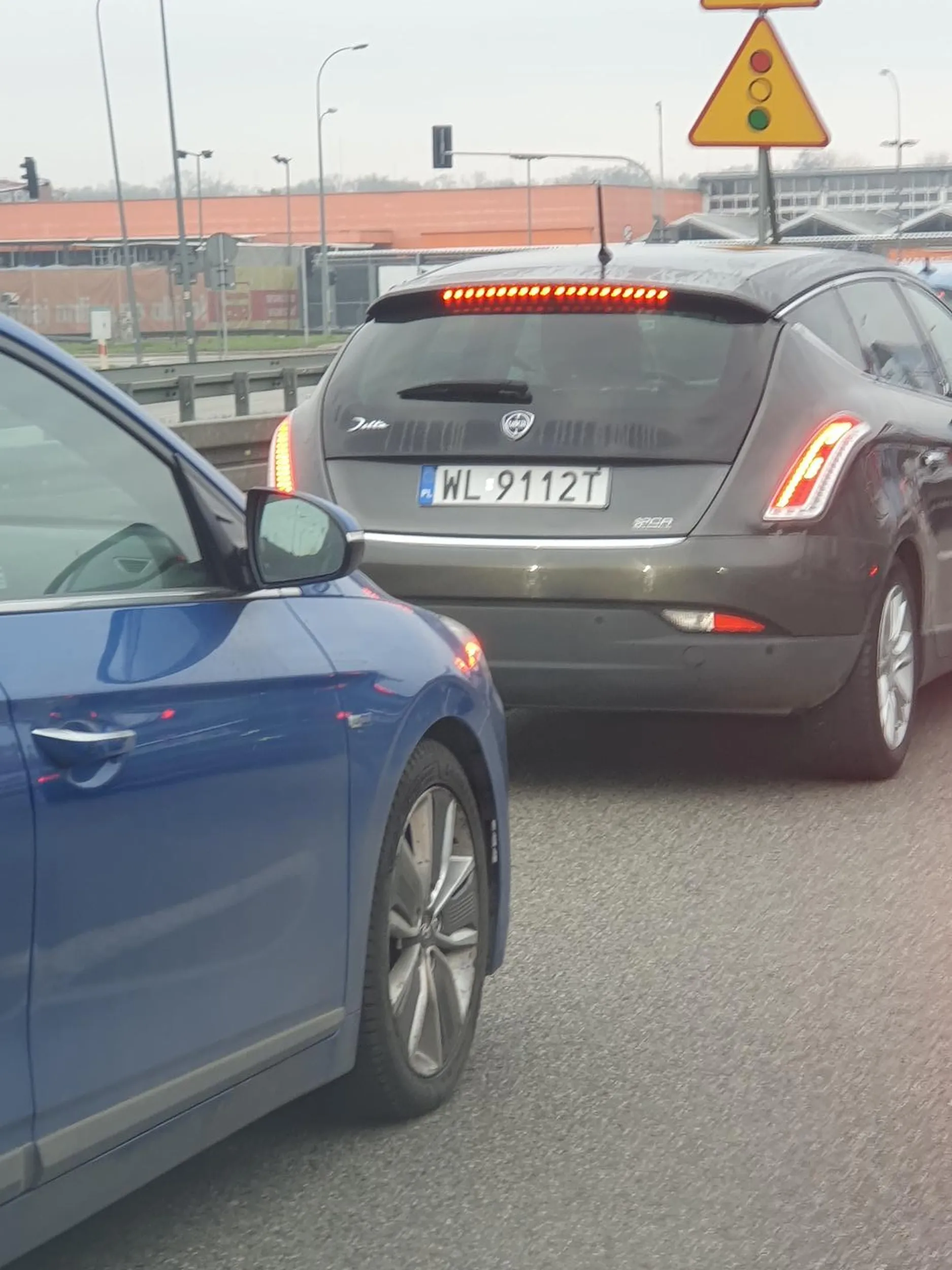 Facet jechał jak typowy pirat "wieśniaczek"  zjechał mi drogę na obwodnicy Legionowa...musiałem mocno hamwać bo doprowadziłby do wypadku. W samochodzie u mnie było dziecko...