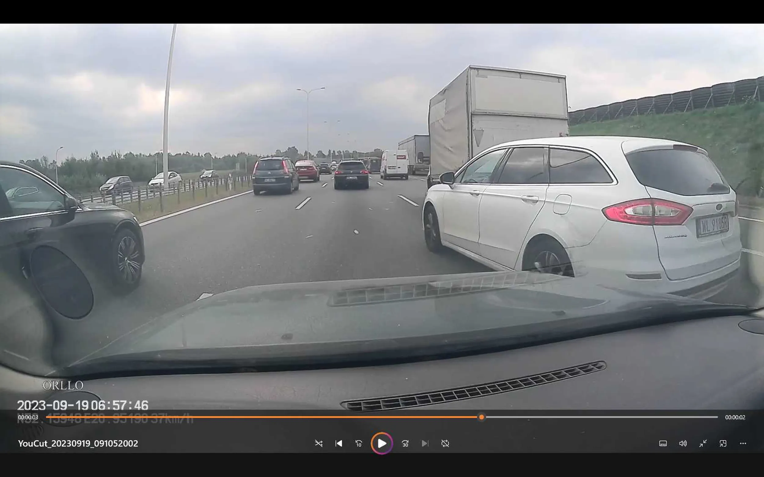 wymuszenie pierwszeństwa przy zmianie 2 pasów ruchu, zero jakiejkolwiek reakcji na otoczenie