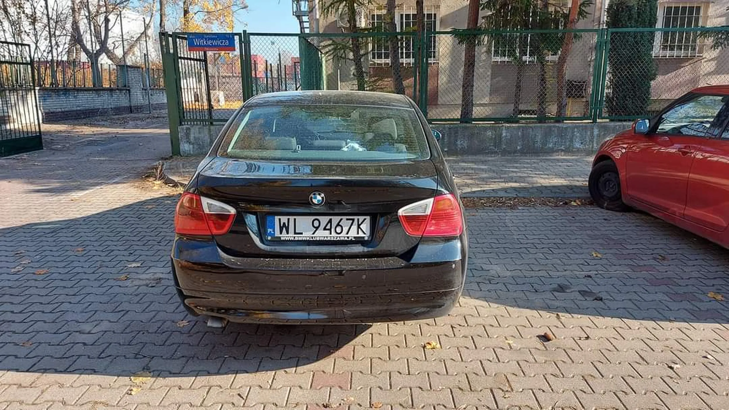 Ciężko zmieścić się na jednym miejscu parkingowym.