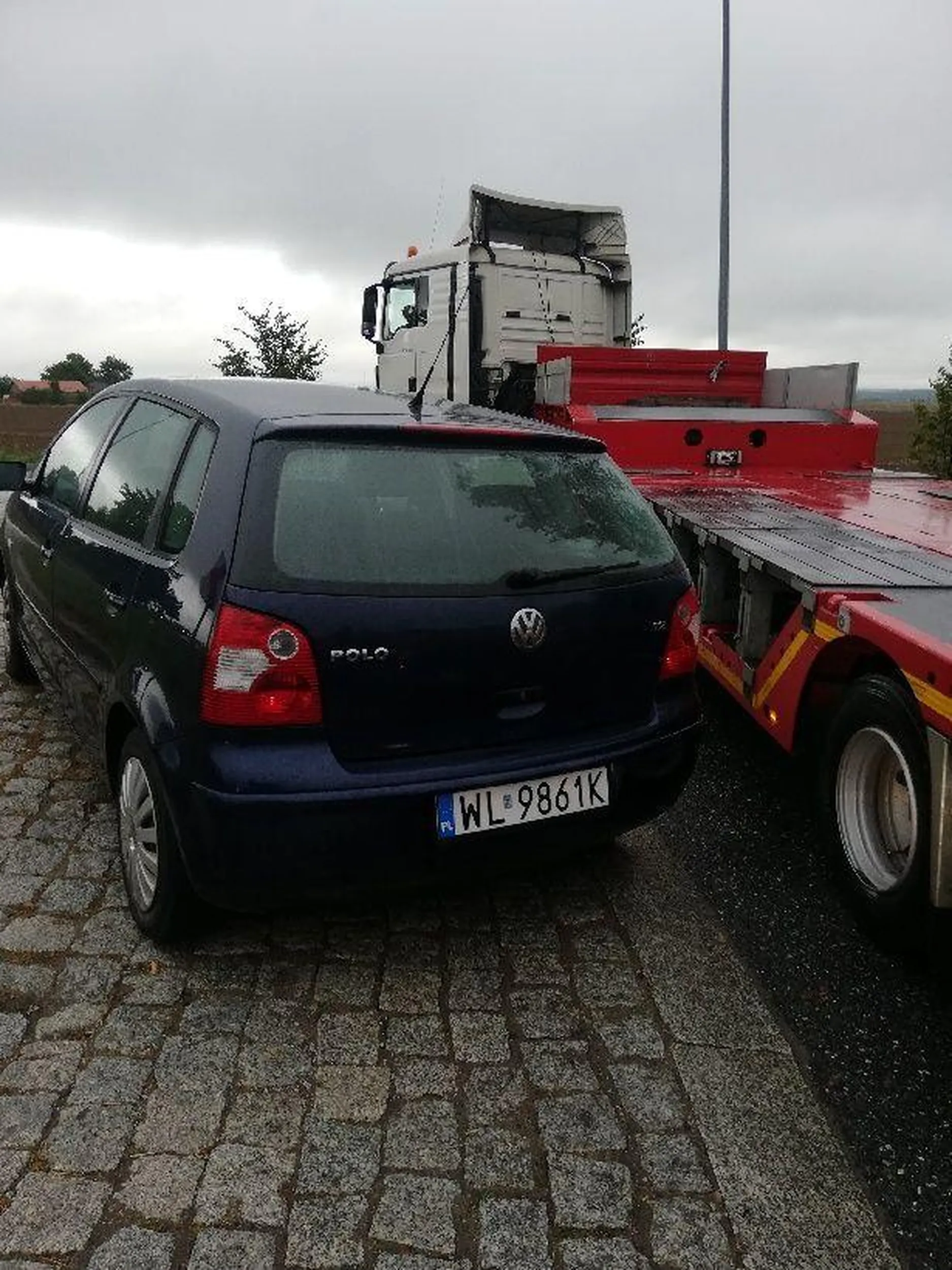 Po kolizji ucieka z miejsca zdarzenia, powodując prawie następną. Sprawa zgłoszona, gość ewidentnie naćpany! Uwaga na niego