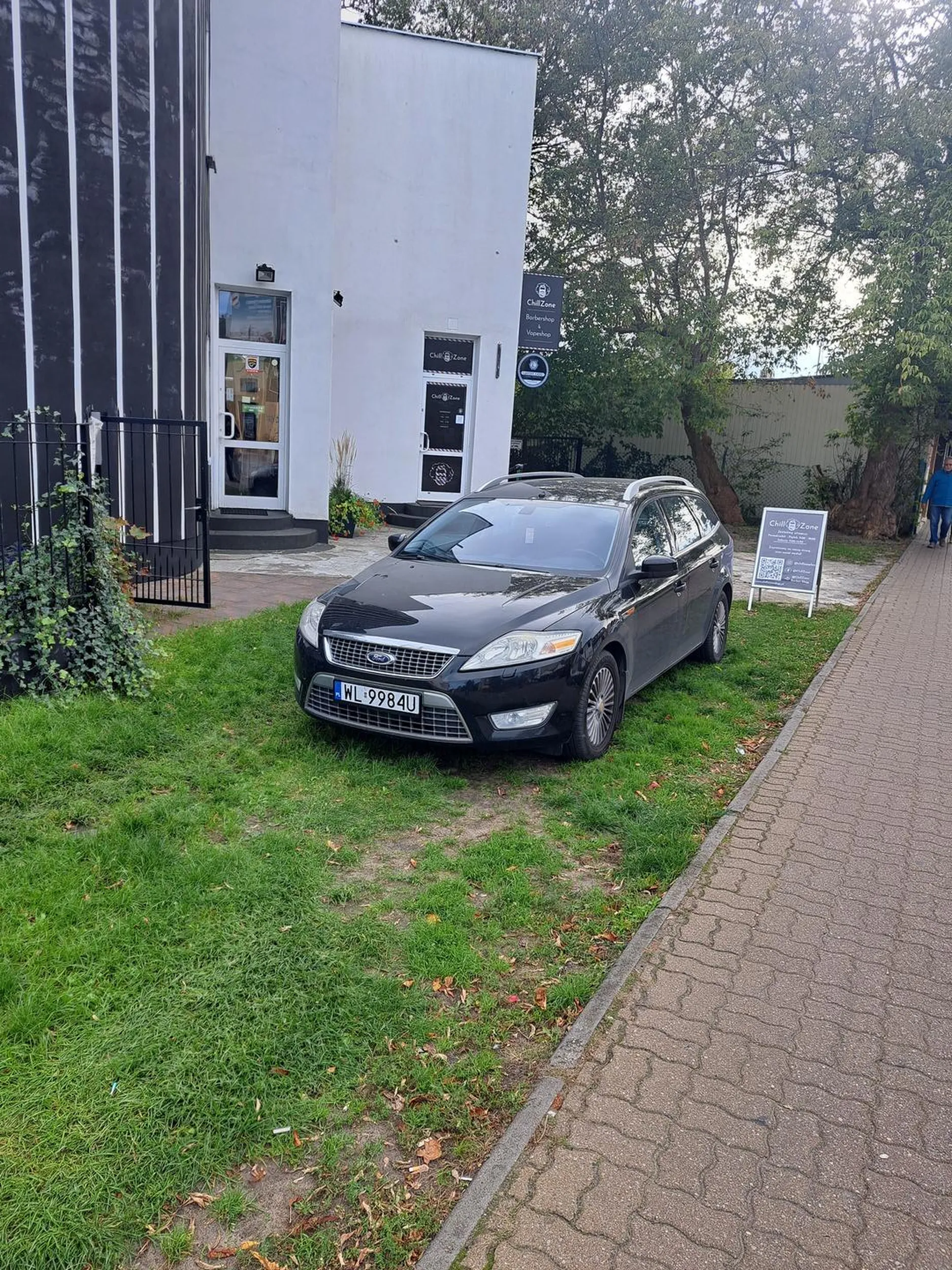 Nie mam na to słów. A obok parking...