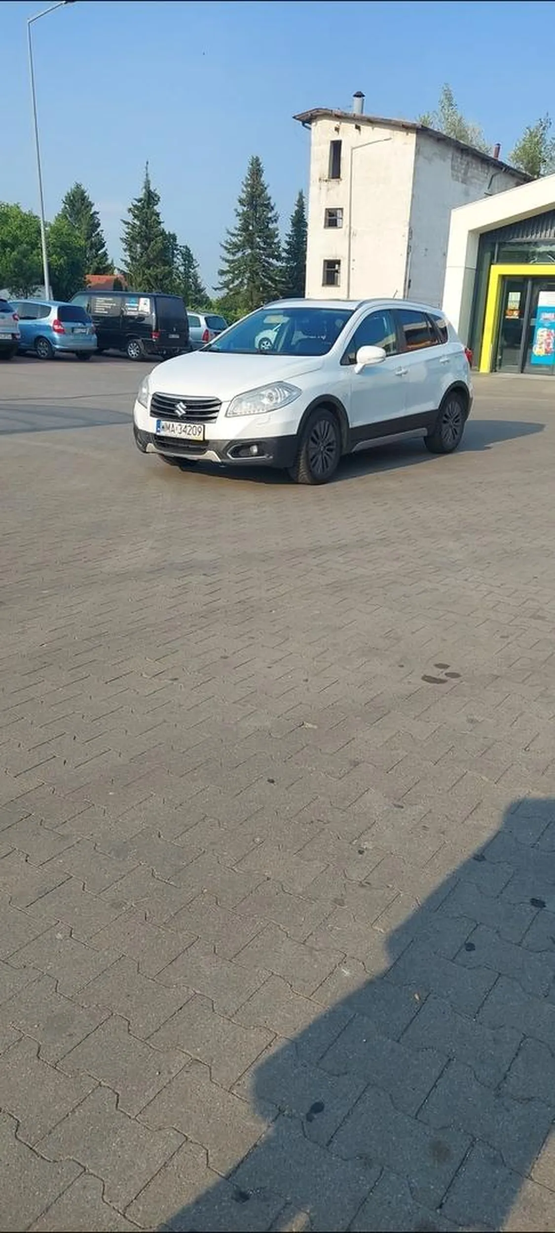Pan/Pani nie umie patrzeć gdzie znajduje się miejsce parkingowe i parkuje na środku przejazdu