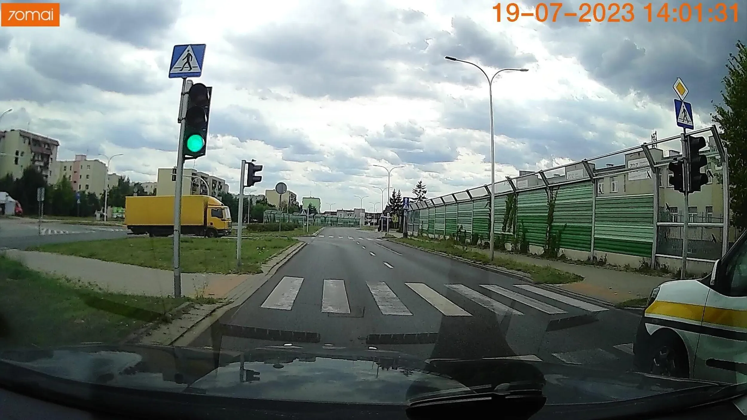 Czy jadę bezpiecznie? No nie za bardzo jak na czerwonym wjeżdżasz.