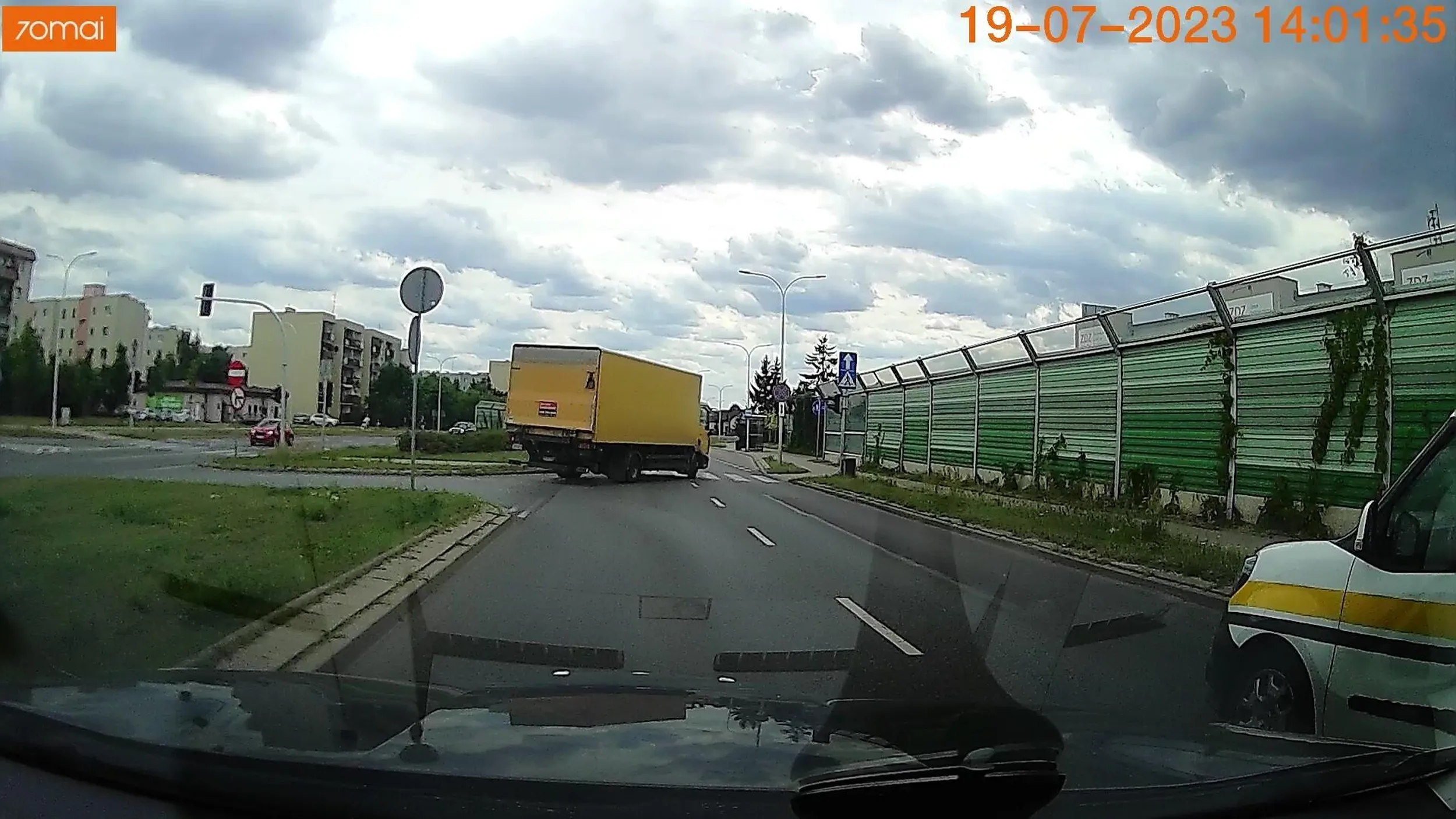 Czy jadę bezpiecznie? No nie za bardzo jak na czerwonym wjeżdżasz.