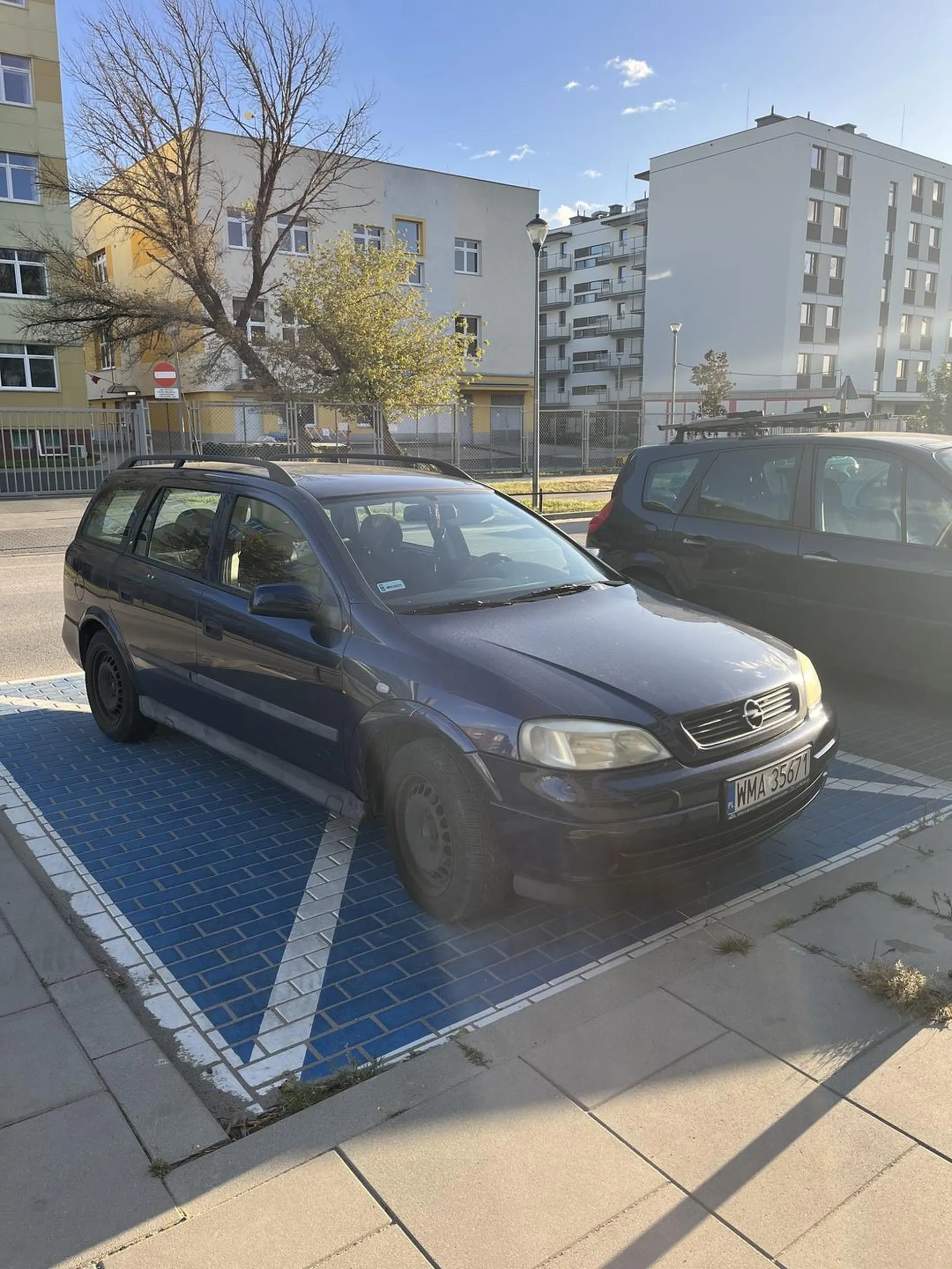 Blokuje miejsce dla niepełnosprawnych. Brak oznaczeń samochodu