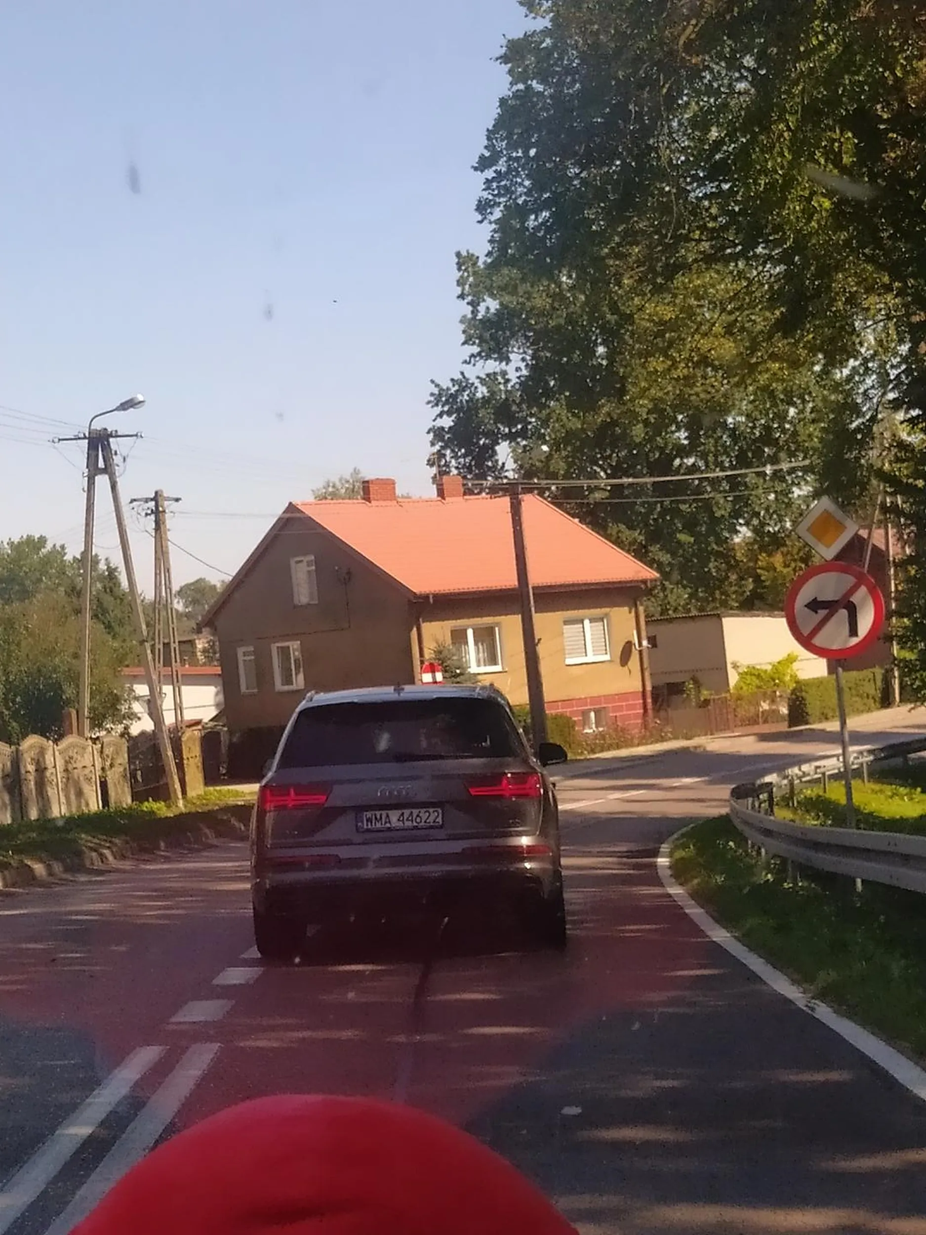 Jak jedziesz to jedz a nie hamujesz jak głupia co 10 sekund. Piąte 0 za kierownicą.