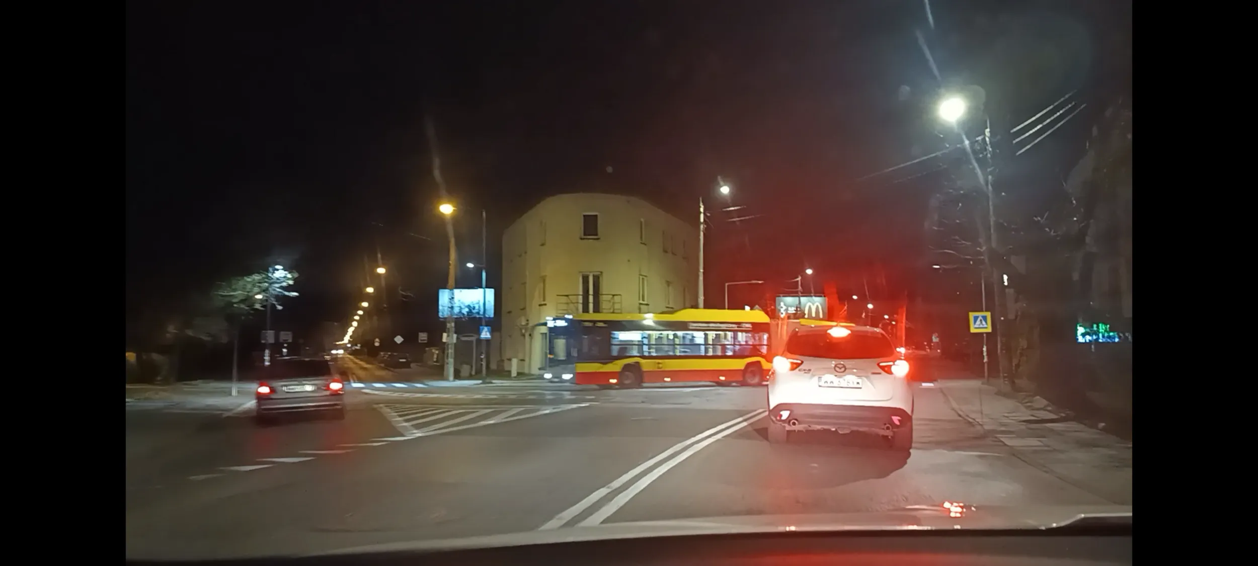 Jeździ jak drogowy zabójca, wyprzedza na podwójnej linii ciągłej, na skrzyżowaniu, na przejściu dla pieszych, jeździ pasem pod prąd. W końcu kogoś zabije.