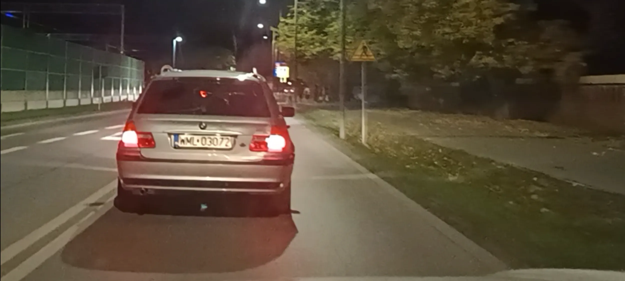 Jeździ jak drogowy zabójca, wyprzedza na podwójnej linii ciągłej, na skrzyżowaniu, na przejściu dla pieszych, jeździ pasem pod prąd. W końcu kogoś zabije.