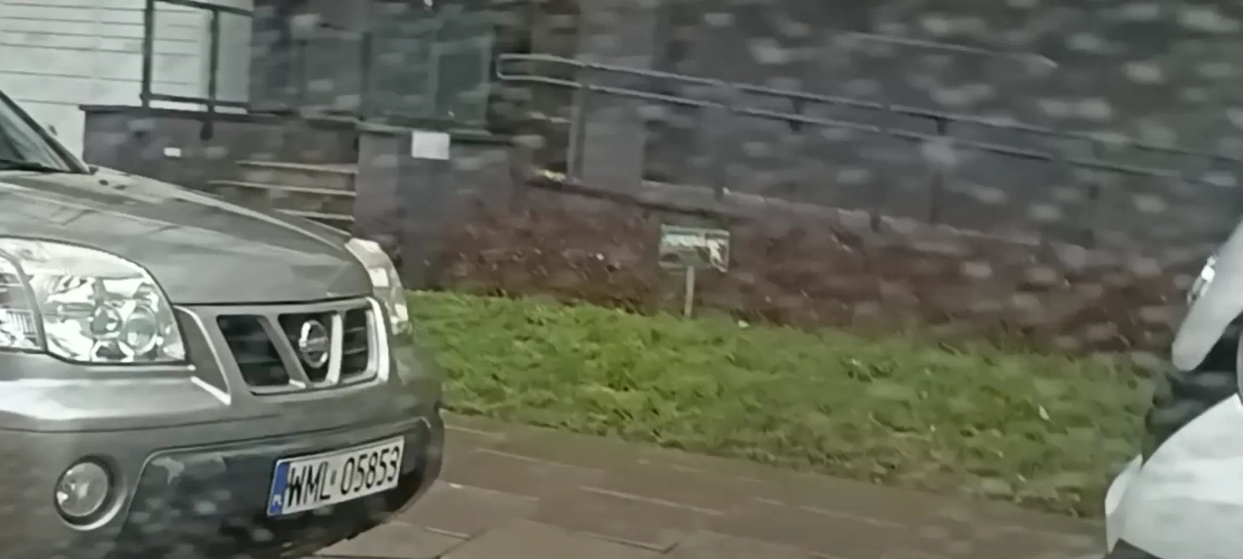 Stoi na ulicy na zakazie zatrzymywania się i postoju B-36, utrudnia przejazd innym kierowcom