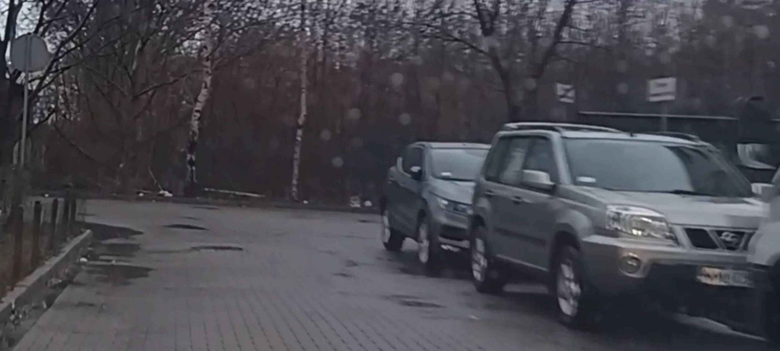 Stoi na ulicy na zakazie zatrzymywania się i postoju B-36, utrudnia przejazd innym kierowcom