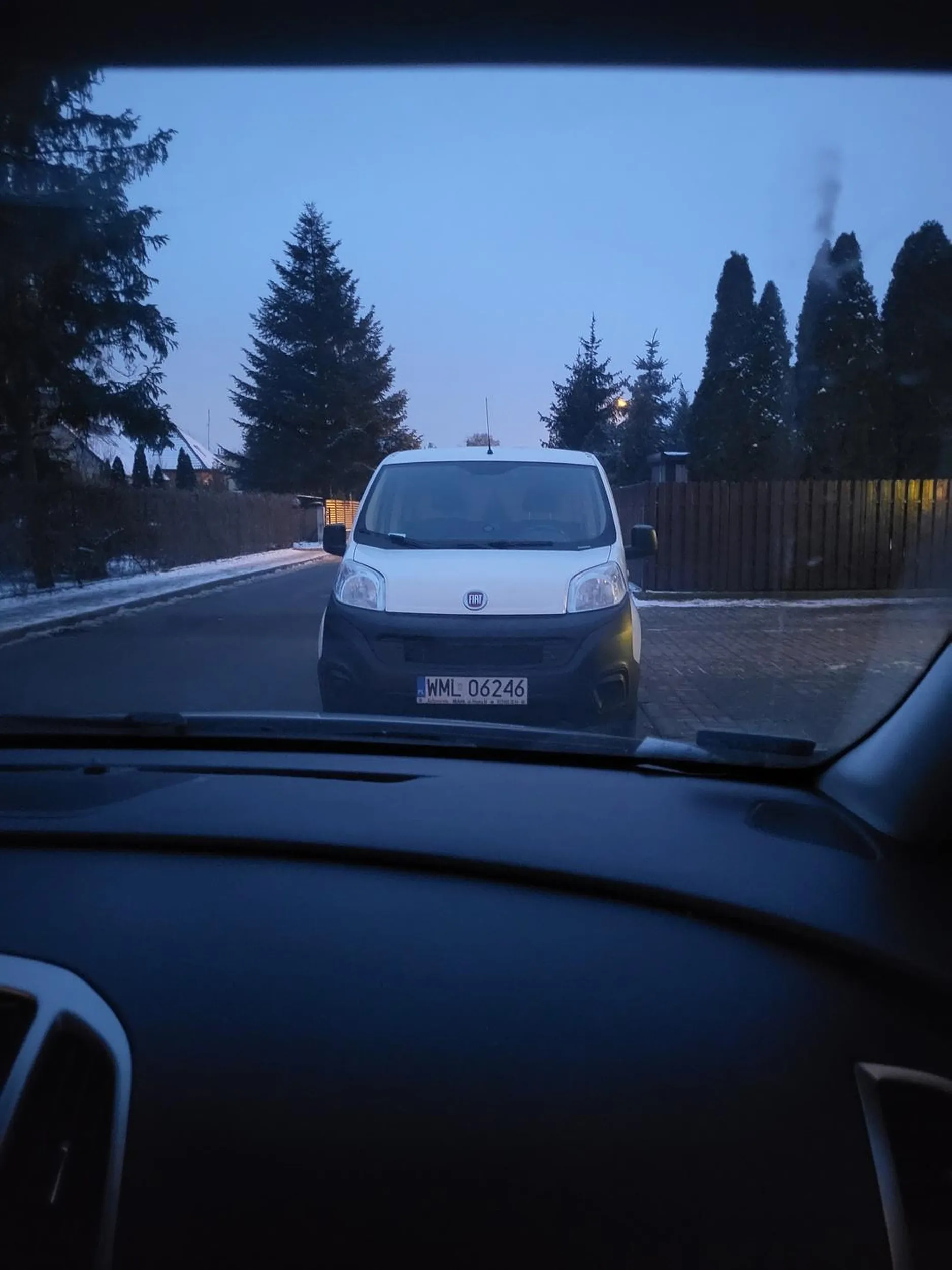 juz bardziej na środku nie da się stanąć, weź się chłopie parkować naucz albo odłóż prawo jazdy do paczki po chipsach w których je znalazłeś