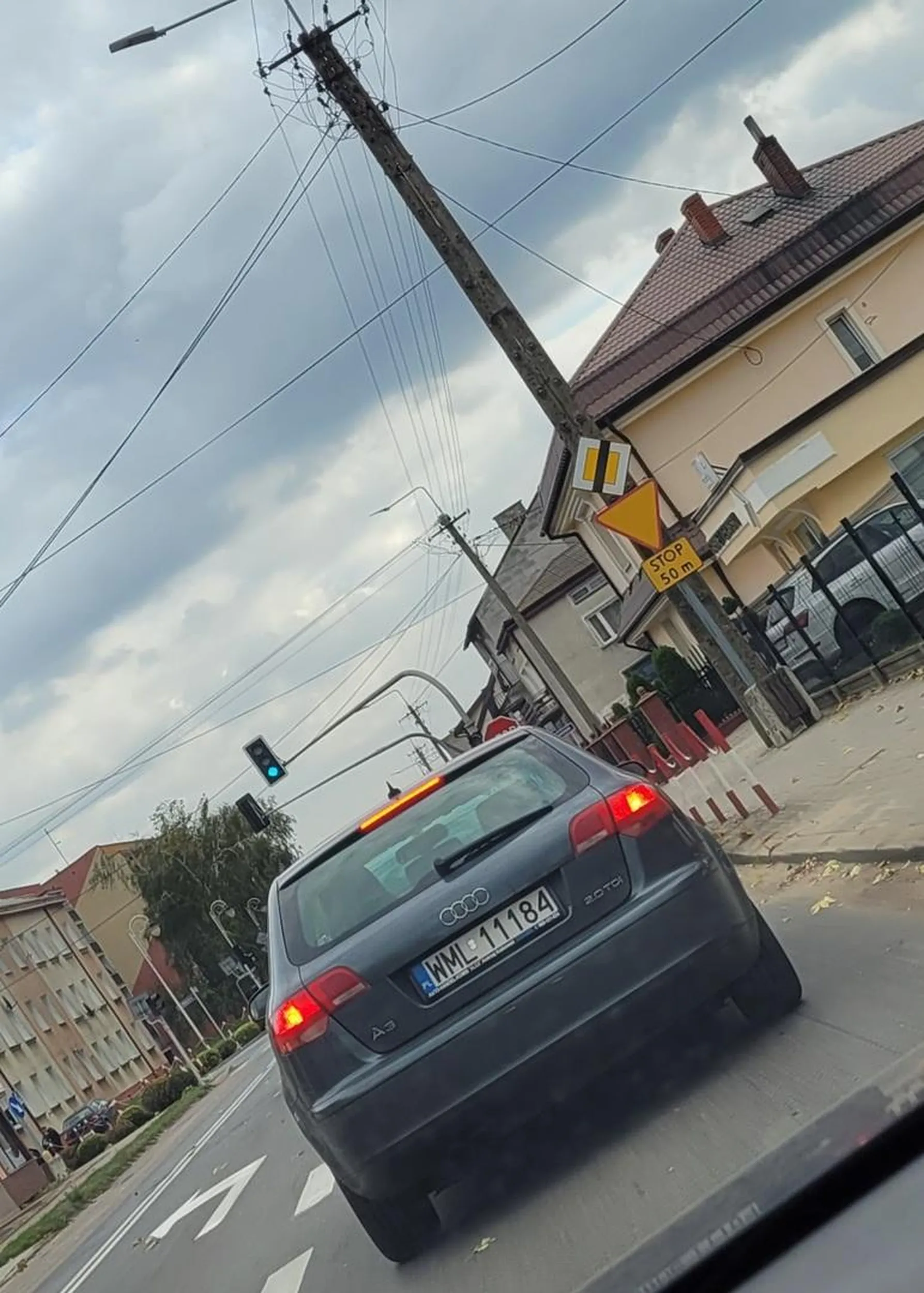 Stwarza zagrożenie ! Mocno wykracza poza dozwoloną prędkość w terenie zabudowanym - prowadząc z telefonem przy uchu. Przejeżdża na "późnym" pomarańczowym.