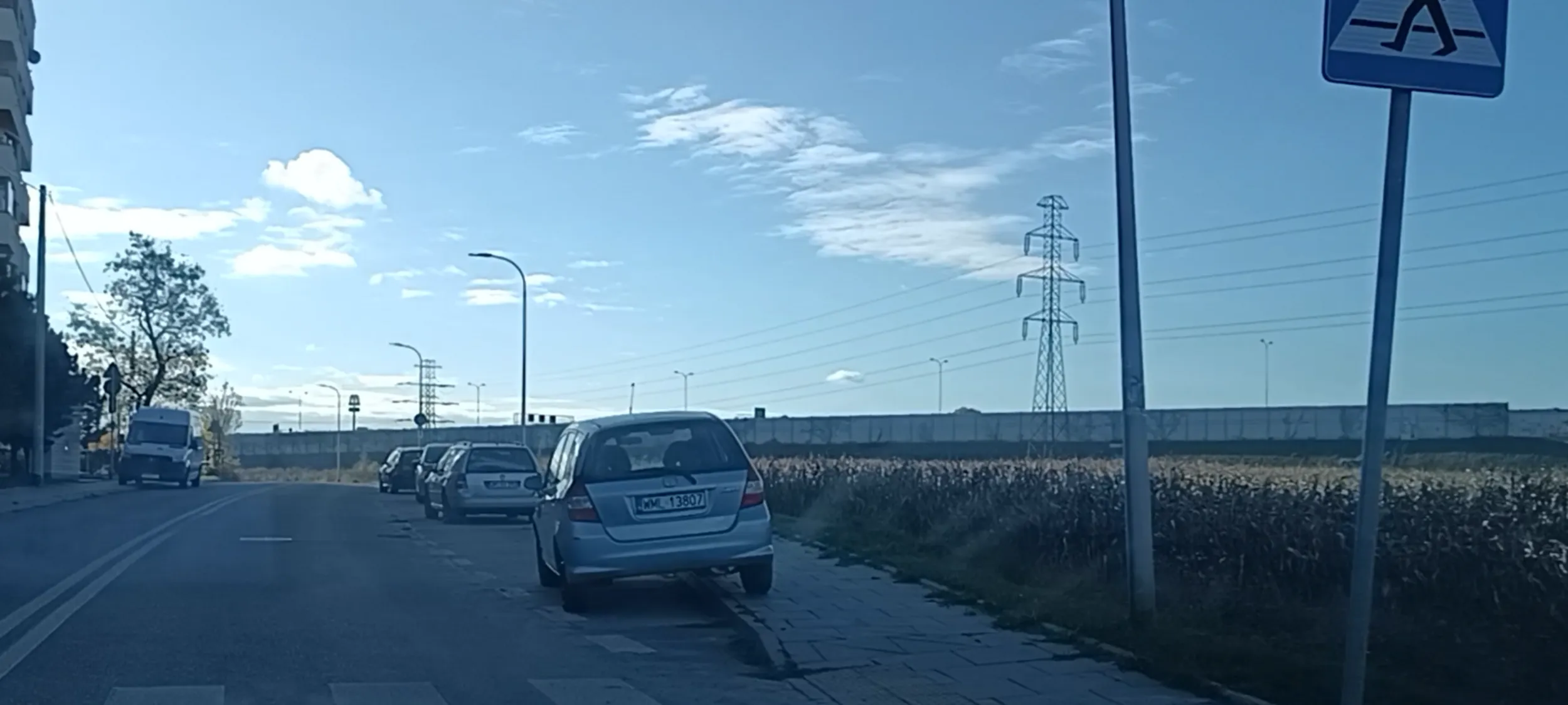 Auta nie wolno parkować w tym miejscu bo nie ma odległości wymaganej od przejścia dla pieszych czyli 10m. Zapamiętać!