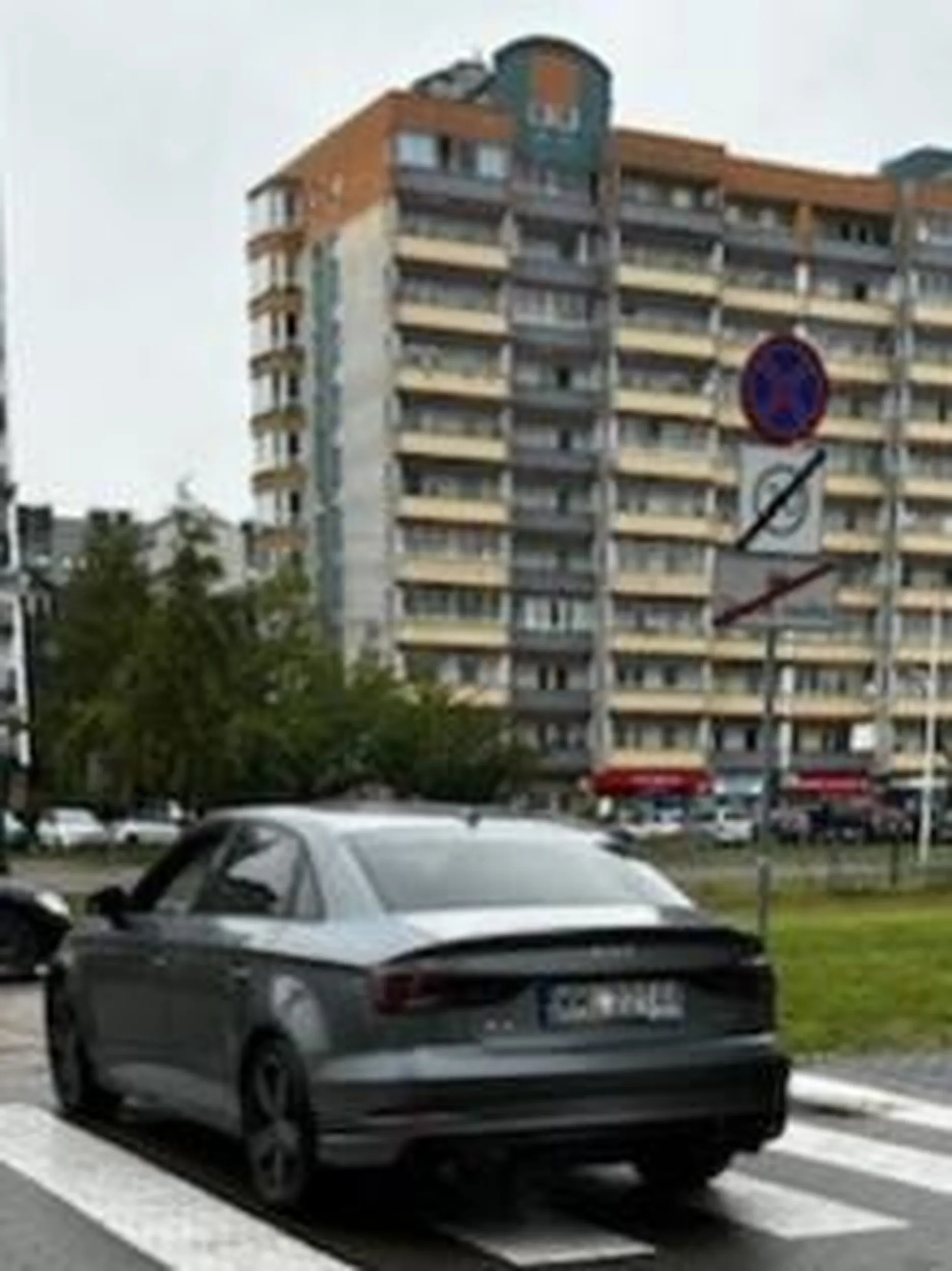 Agresywna menda , wyzywa ludzi i grozi kobietą .