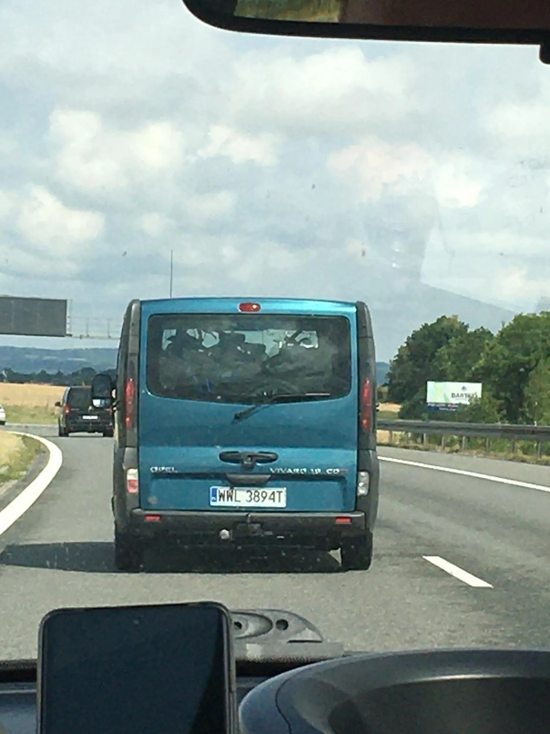 Zajeżdża drogę i nie patrzy na innych