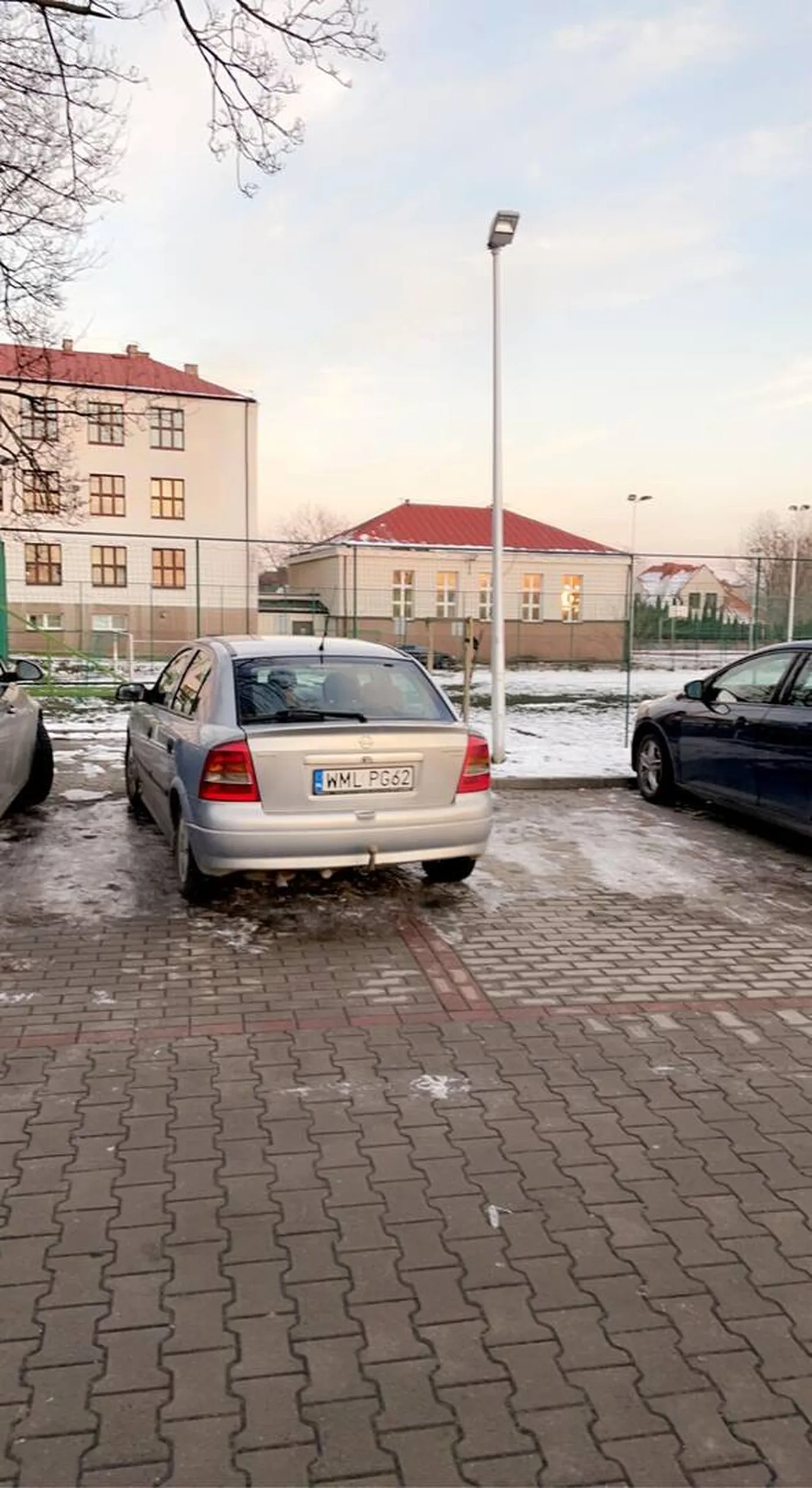 nie można normalnie zaparkować na dodatek kierowca auta chodzi od osoby do osoby na parkingu i pyta się każdego czy ma jakiś problem