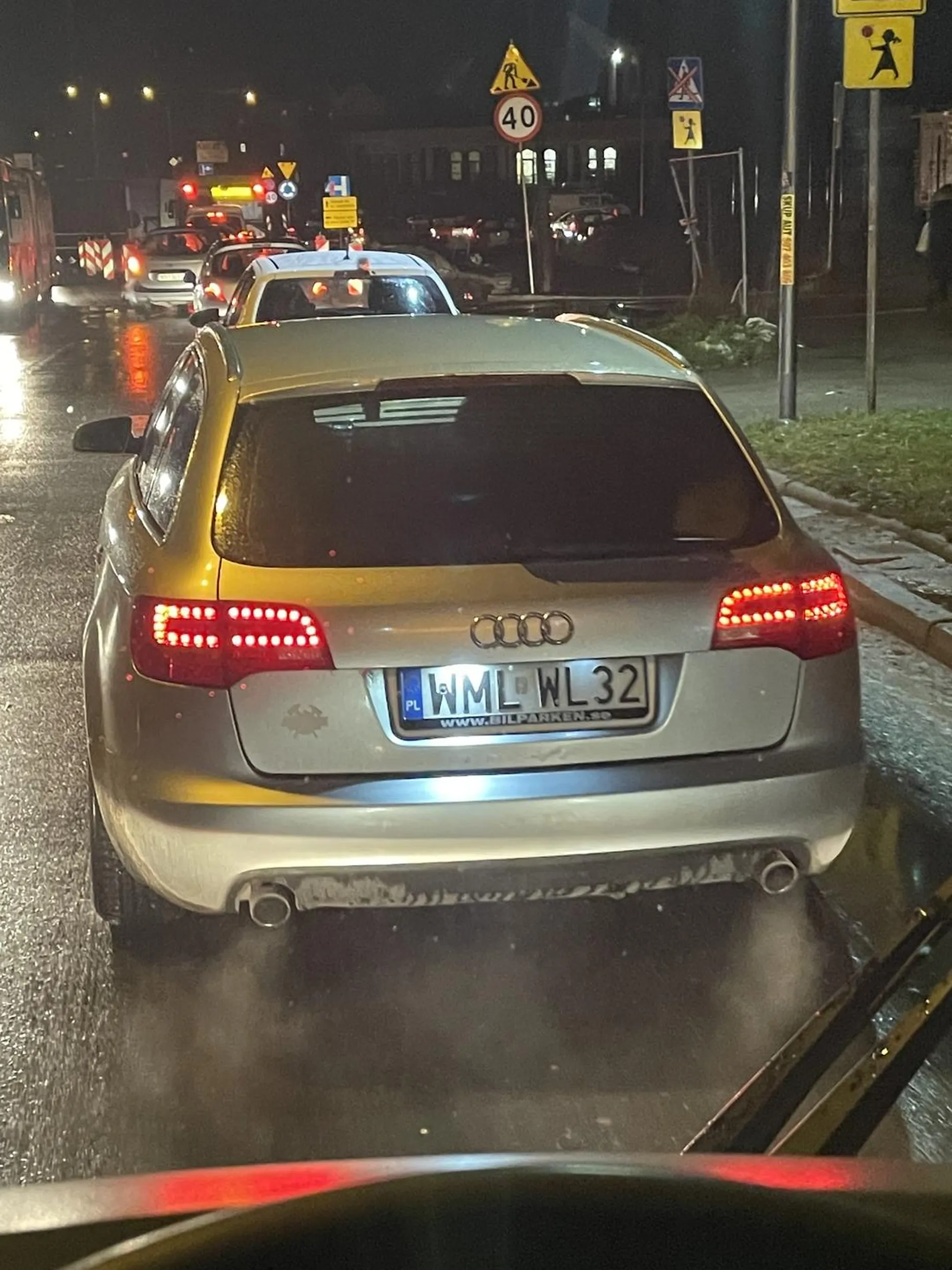 Omijać tego barana szerokim łukiem. Przepisy ruchu drogowego są mu kompletnie nie znane.