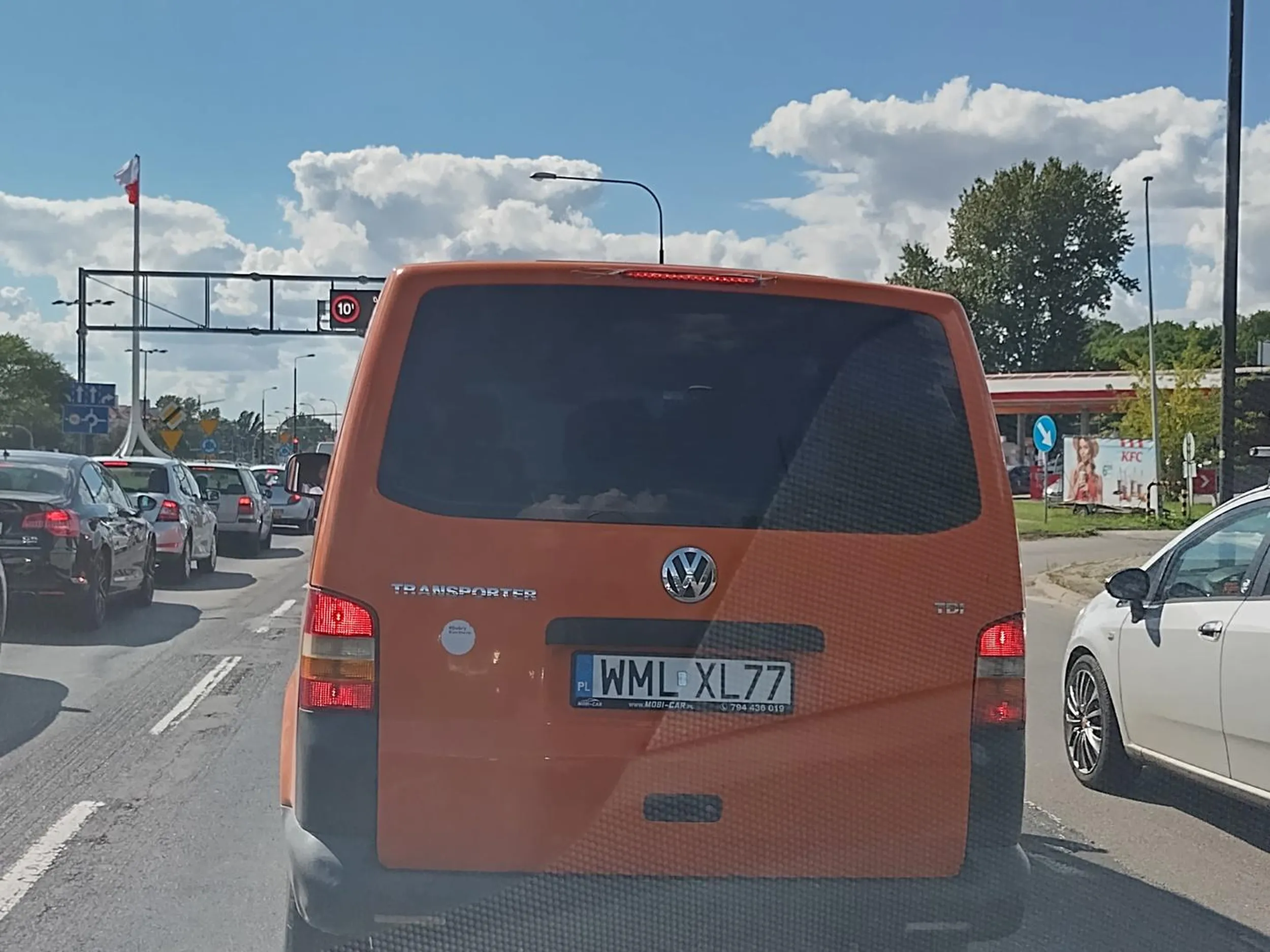 Jedzie szofer metr za autem, nikogo nie wpuści na zwężeniu drogi. Pamiętaj, że pierwszeństwo ma ten co ma prawą stronę wolną. A jedziesz jak ciota.