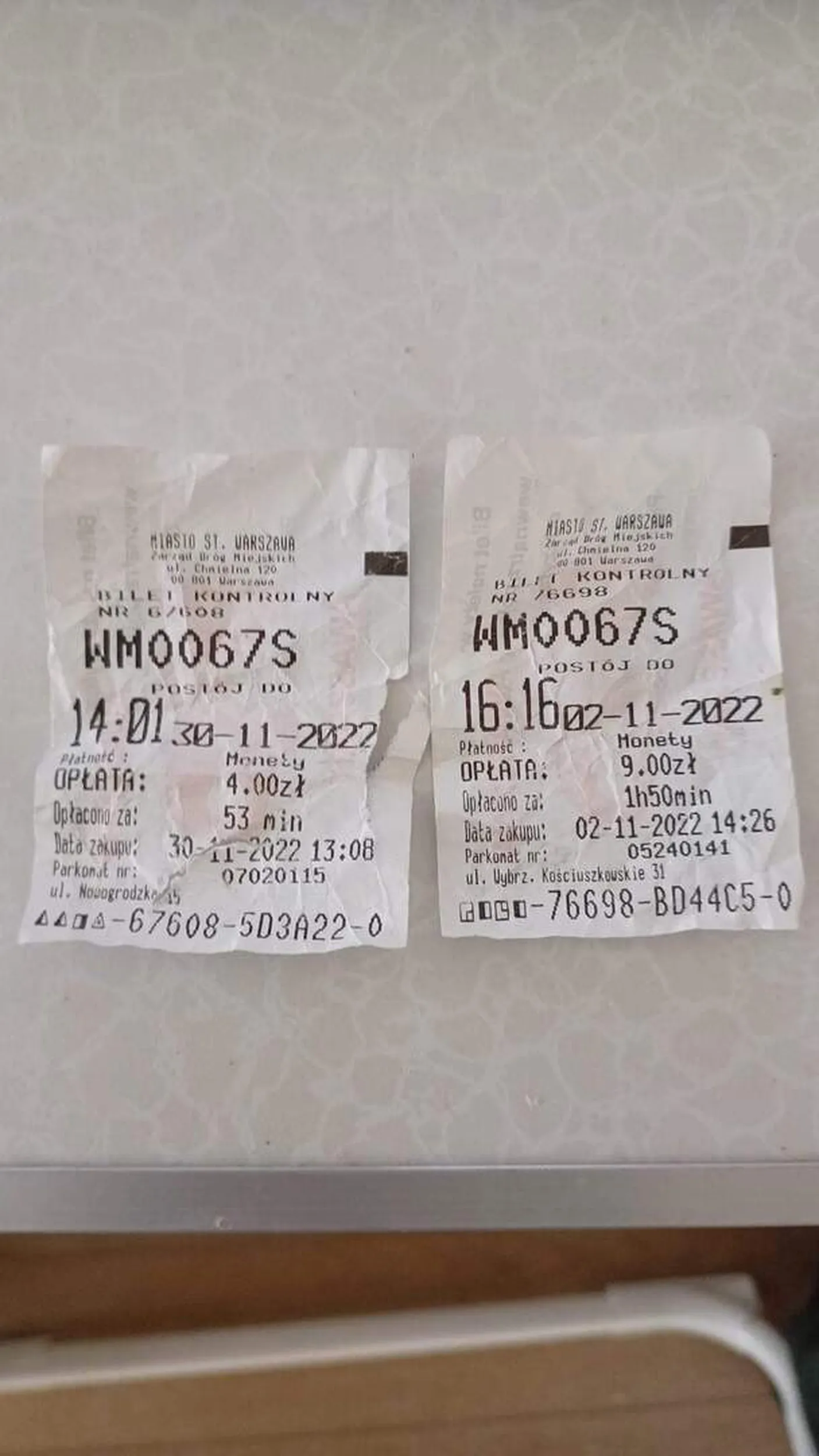 Śmieciarz, rozrzuca worki że śmieciami przy drodze. Nie pomyślał tylko że w śmieciach były bilety parkingowe z nr rejestracyjnym.