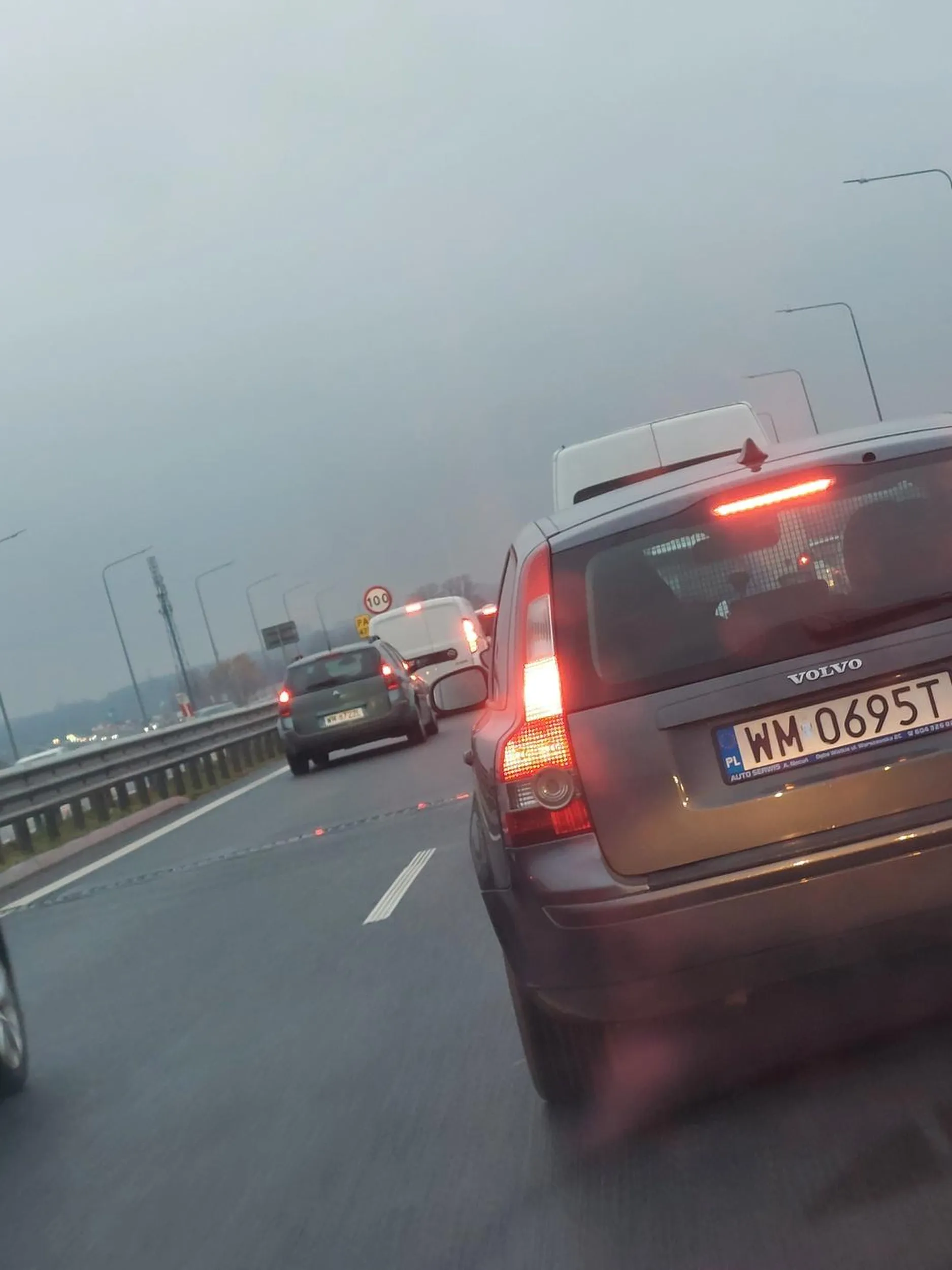 Frustrat drogowy. Nagminnie używa długich swiateł i środkowego palca. Burak za kierownicą.
