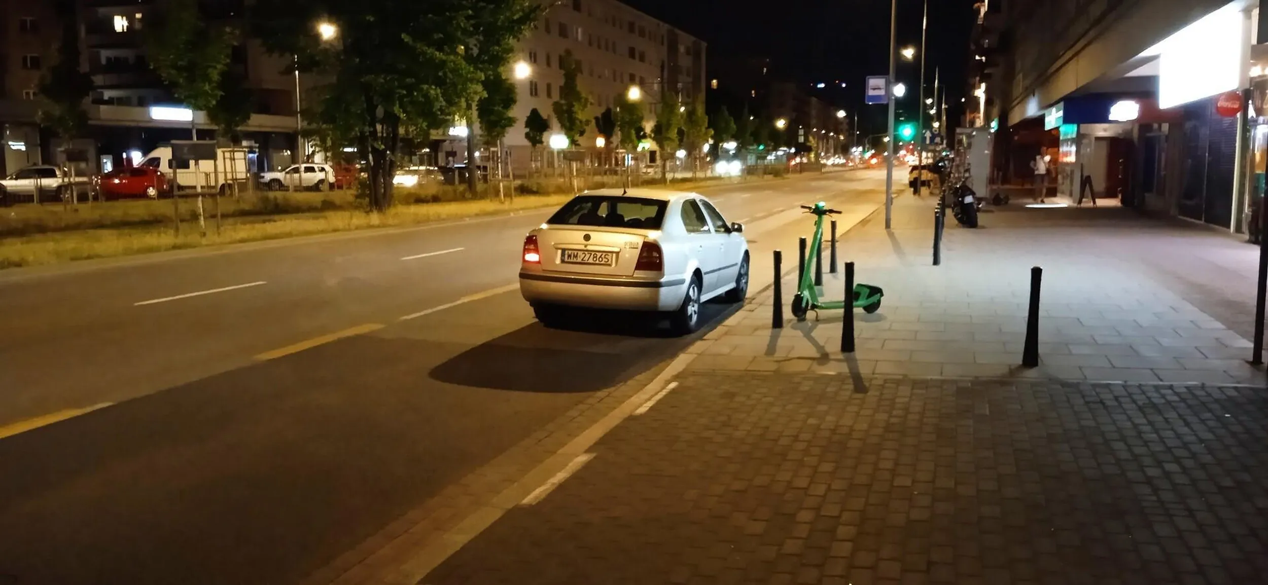 Koleś parkuje tak od kilku godzin tamując ruch na buspasie. Leży obok w alejce zapity z mordą w pudełku po pizzy. Cały usmarowany jakimś sosem. Majaczy coś pod nosem że jest dostawcą z Hallo Pizza i że ma zgody na parkowanie w ten sposób.