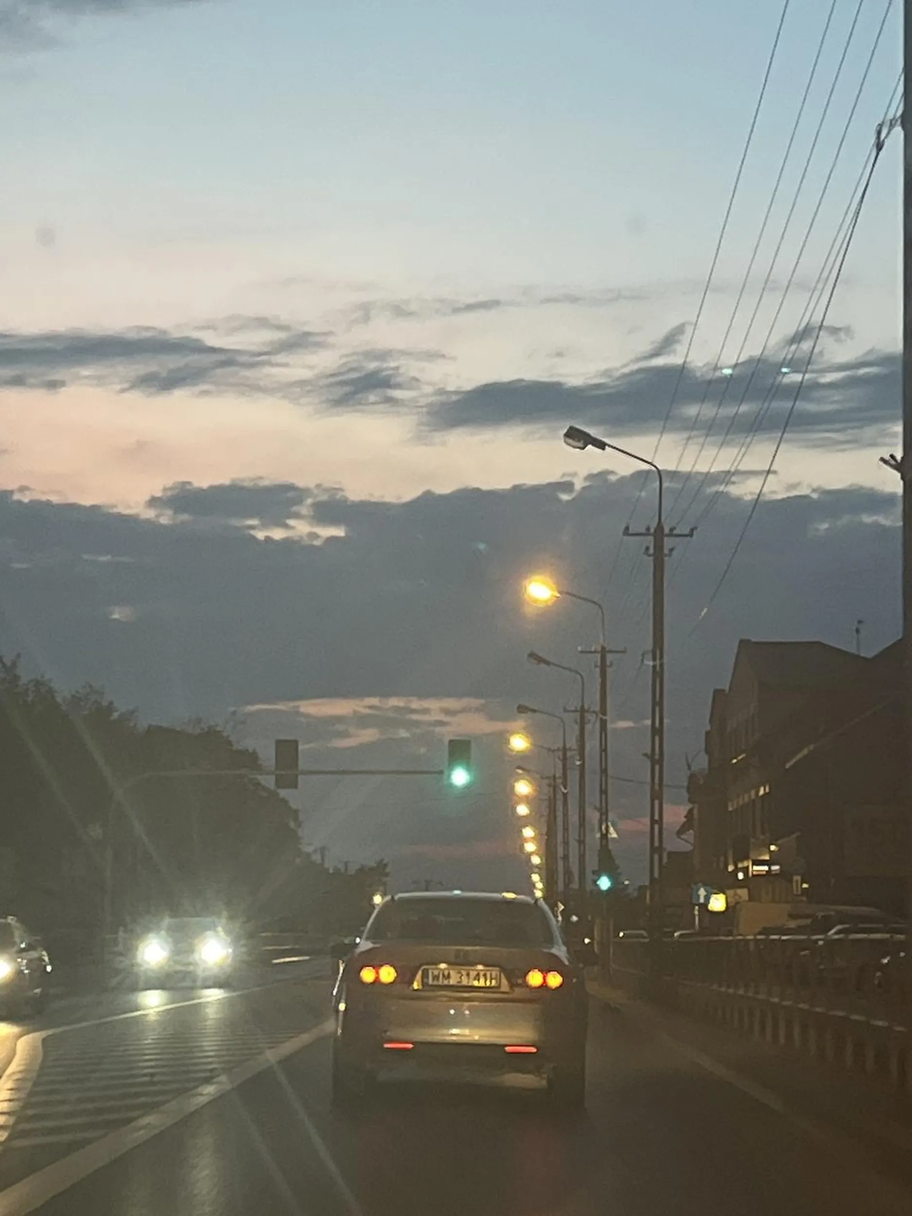 Nie wie jak używać kierunkowskazów ale mnie oczywiście gówno powinno interesować gdzie panicz jedzie