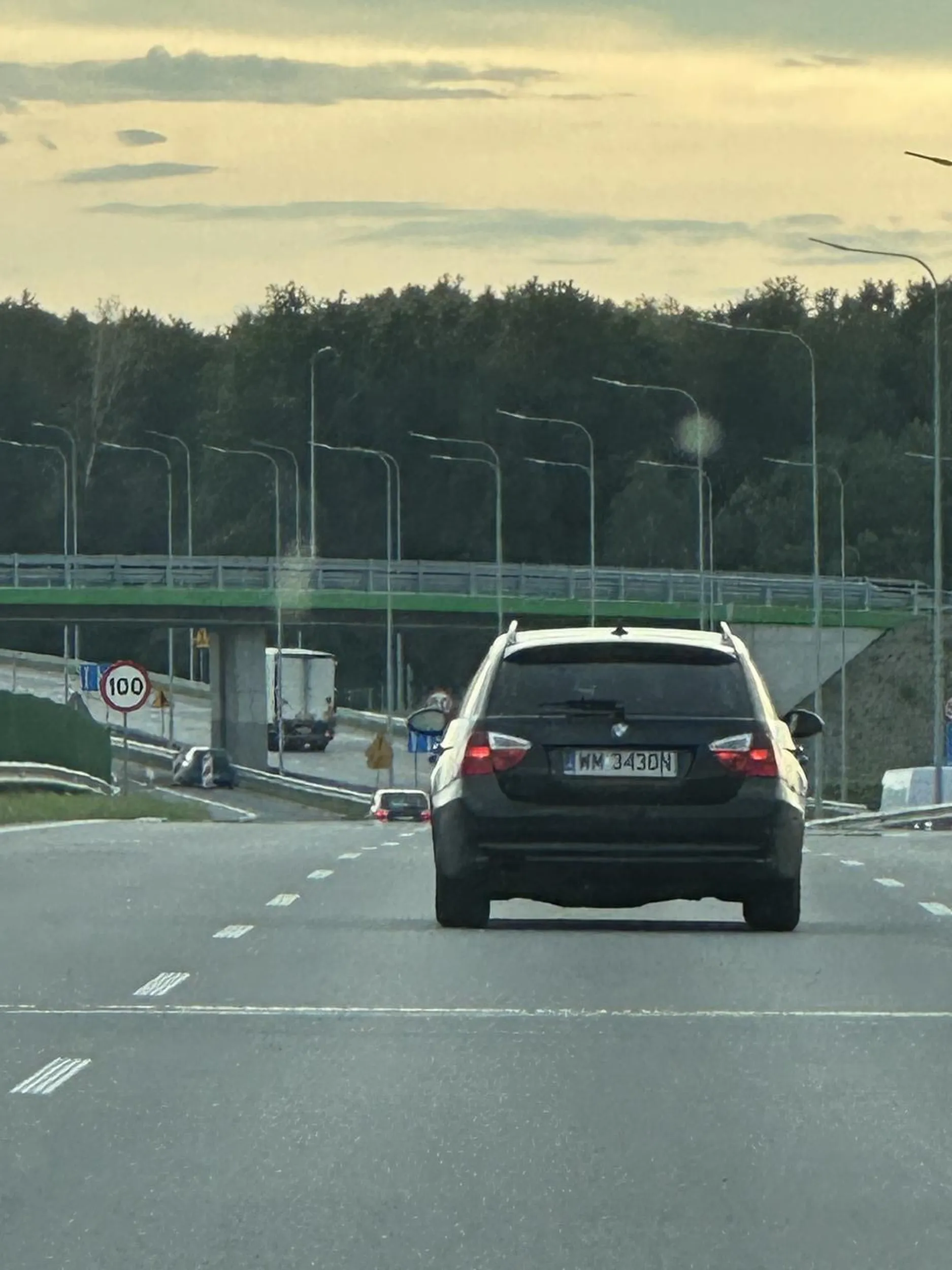 Uporczywie trzymał się lewego pasa, a przy próbie wyprzedzenia prawym pasem (na autostradzie) użył lizaka sugerując, że jest policją.