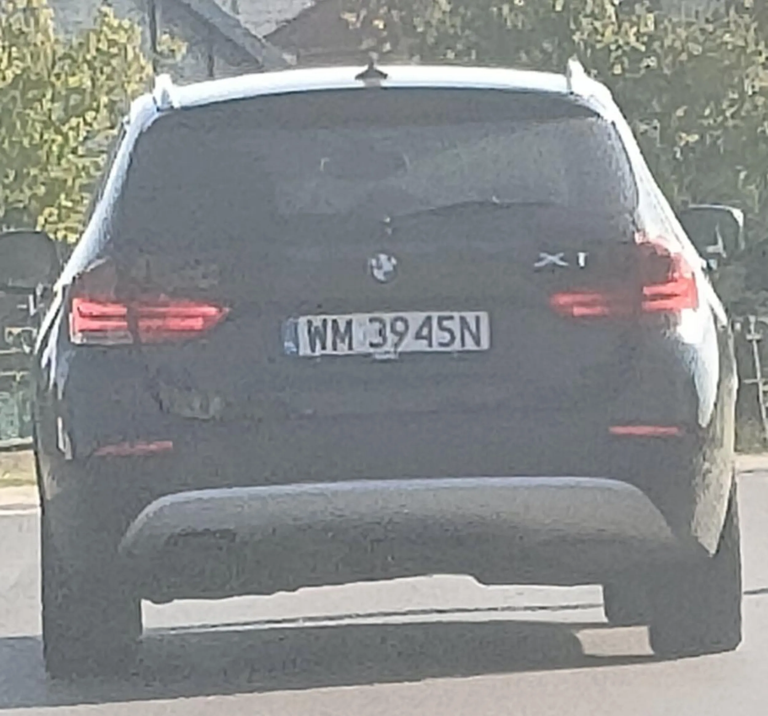 Kolejny kierowca BMW który nie wie do czego służą kierunkowskazy tak na rondach jak i na zwykłych skrzyżowaniach. Takiemu drewniaki do poruszania się powinny maksymalnie wystarczyć