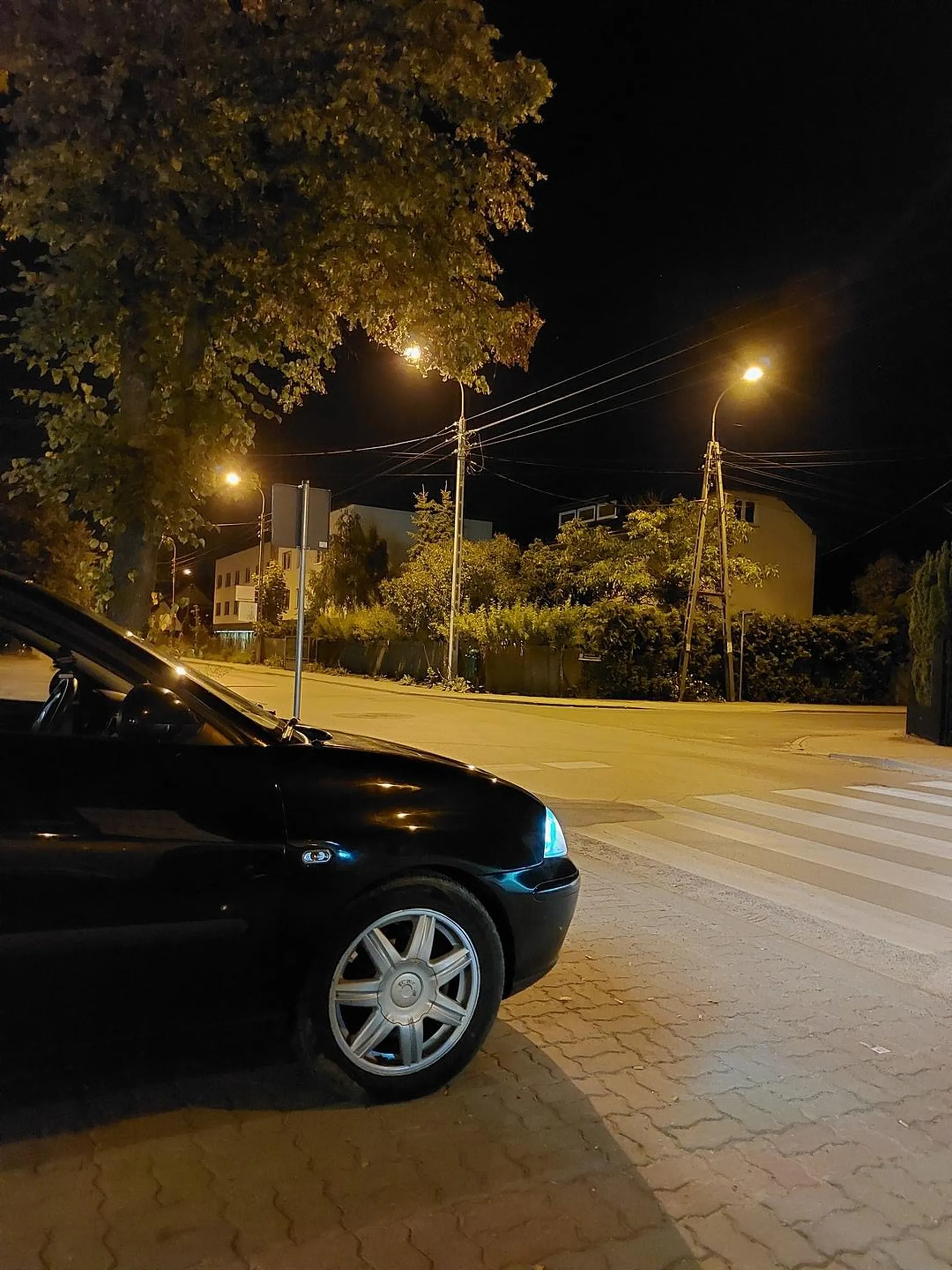 Kierowca dnia 15.09.2023 roku o godzinie 23:36 stał centralnie na przejściu dla pieszych. Po zapytaniu się czy mógłby przejechać wyskoczył z łapami krzycząc "bóg honor ojczyzna"