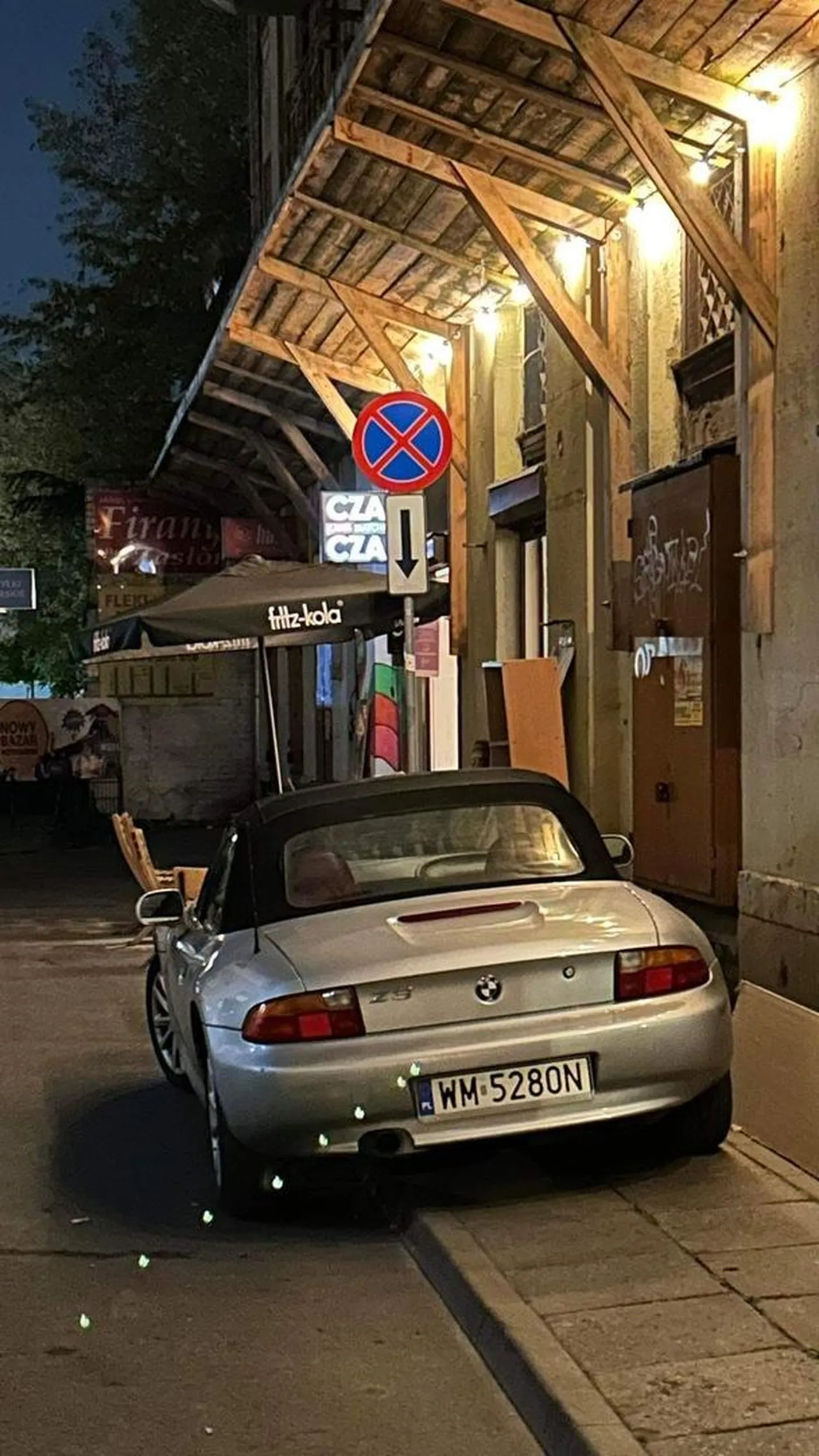 Brak podstawowej czynności rozpoznawania znaków, prawdopodobnie poziom rozwinięcia poniżej niemowlaka, aczkolwiek można się domyślić po marce samochodu