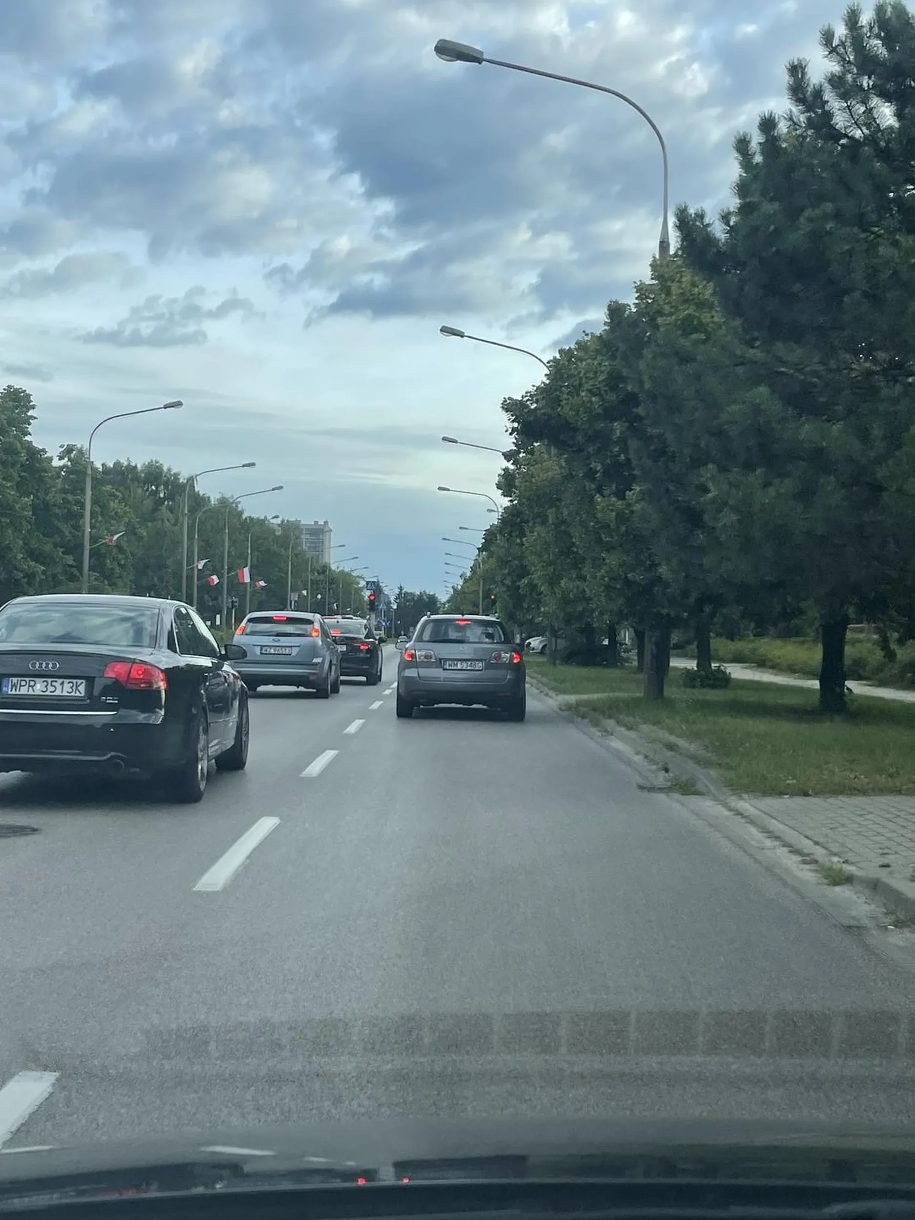 Peretti w starej Mazdzie, na Alejach Jerozolimskich w Regułach siedzi na zderzaku, później jedzie ze 120 przy ograniczeniu do 70, nie mówiąc o tym ze jak wjechał do Piastowa gdzie ograniczenie jest do 40 to cisnął ze 100, gdyby nie czerwone światła to ponad 100 by pękło. Jak chcesz tak jeździć to zapraszam na tor.