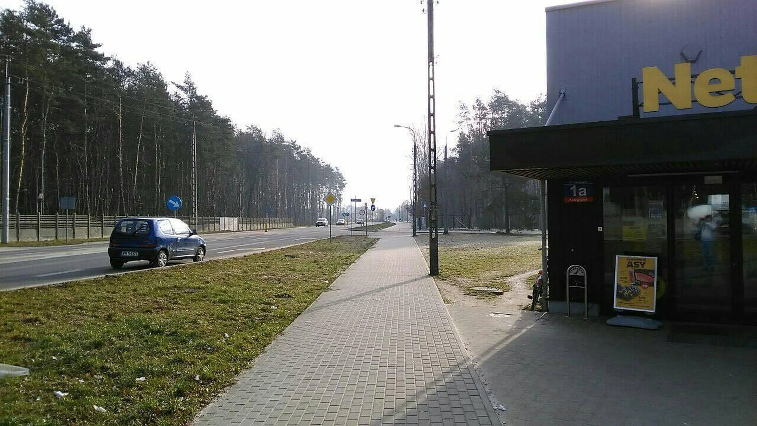 Pani kierowca, jakże piękna i kunsztowna, czując pokusę pójścia do sklepu zostawiła samochód na najbardziej ruchliwej drodze w Sulejówku pod Warszawą, aby odwiedzić supermarket netto. Nic tylko wstać i klaskać