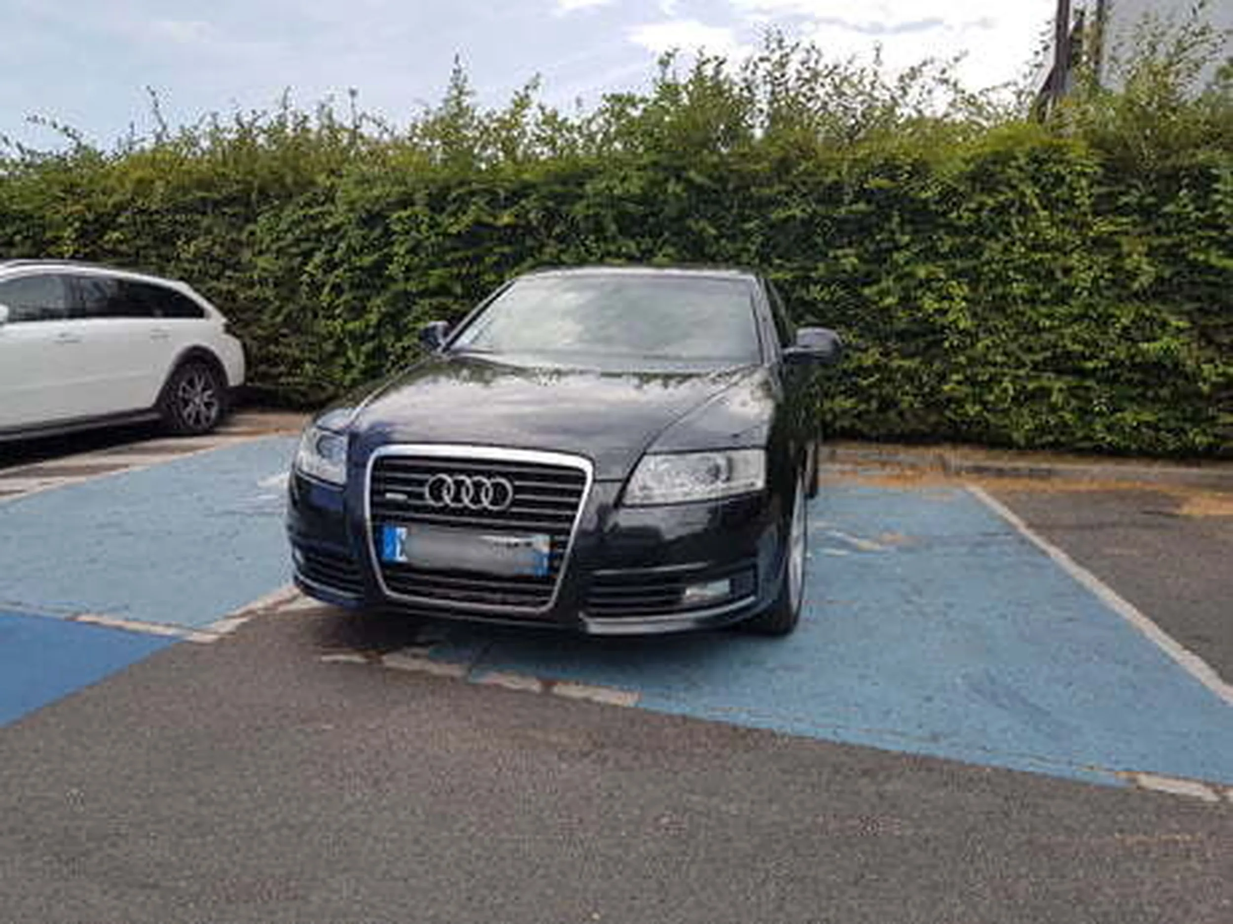 Na dzień 8 grudnia 2023 roku o godzinie 10, małolat wraz z kolegą z astry zajęli miejsca dla niepełnosprawnych. Mimo iż było pełno wolnych miejsc 100 metrów dalej, to młodzież dzisiejsza szkoda słów. Jednym słowem Żenada chłopy po 20 lat a zero oznak niepełnosprawności