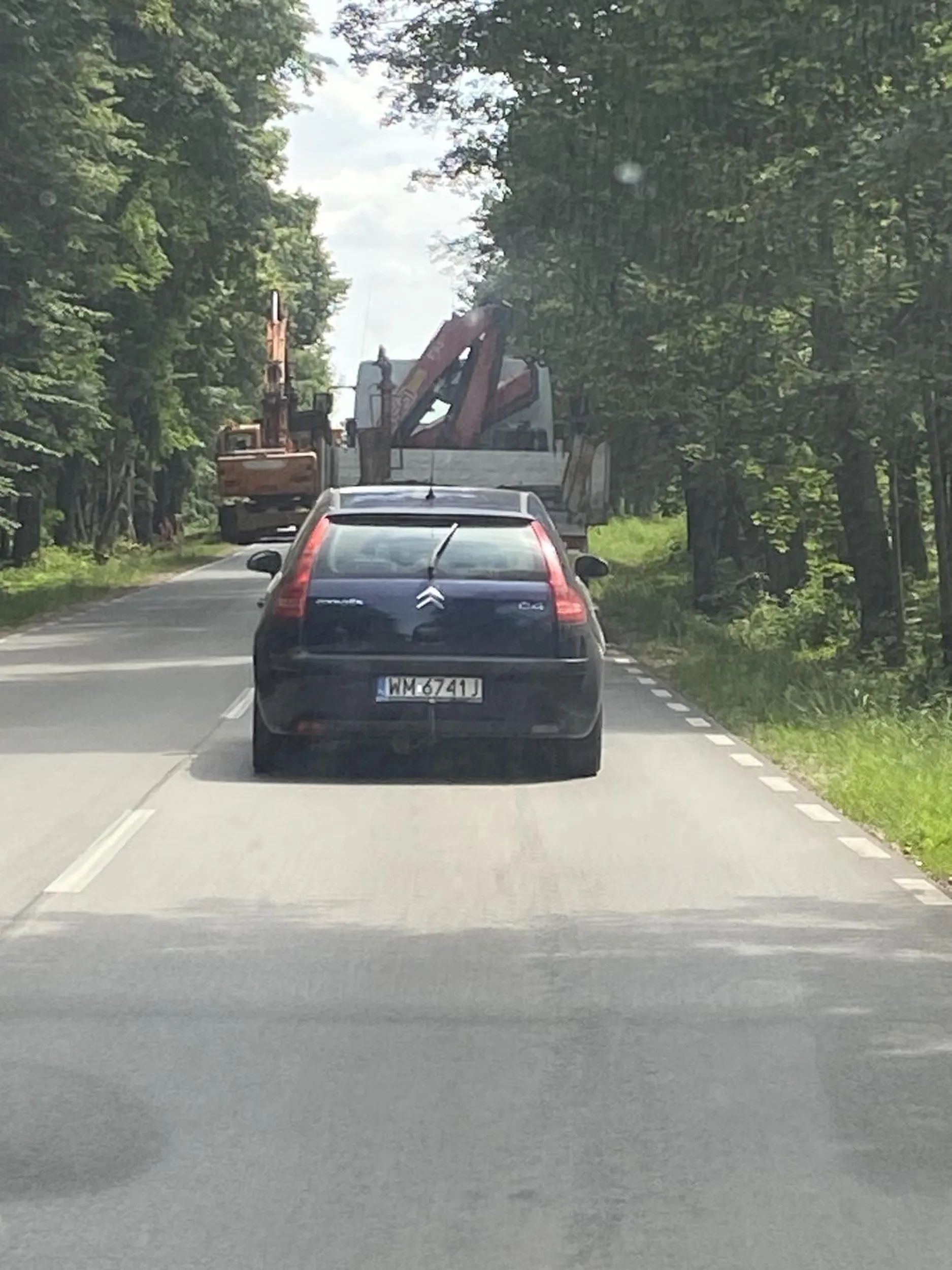 Wyrzuca śmieci do lasu przez okno