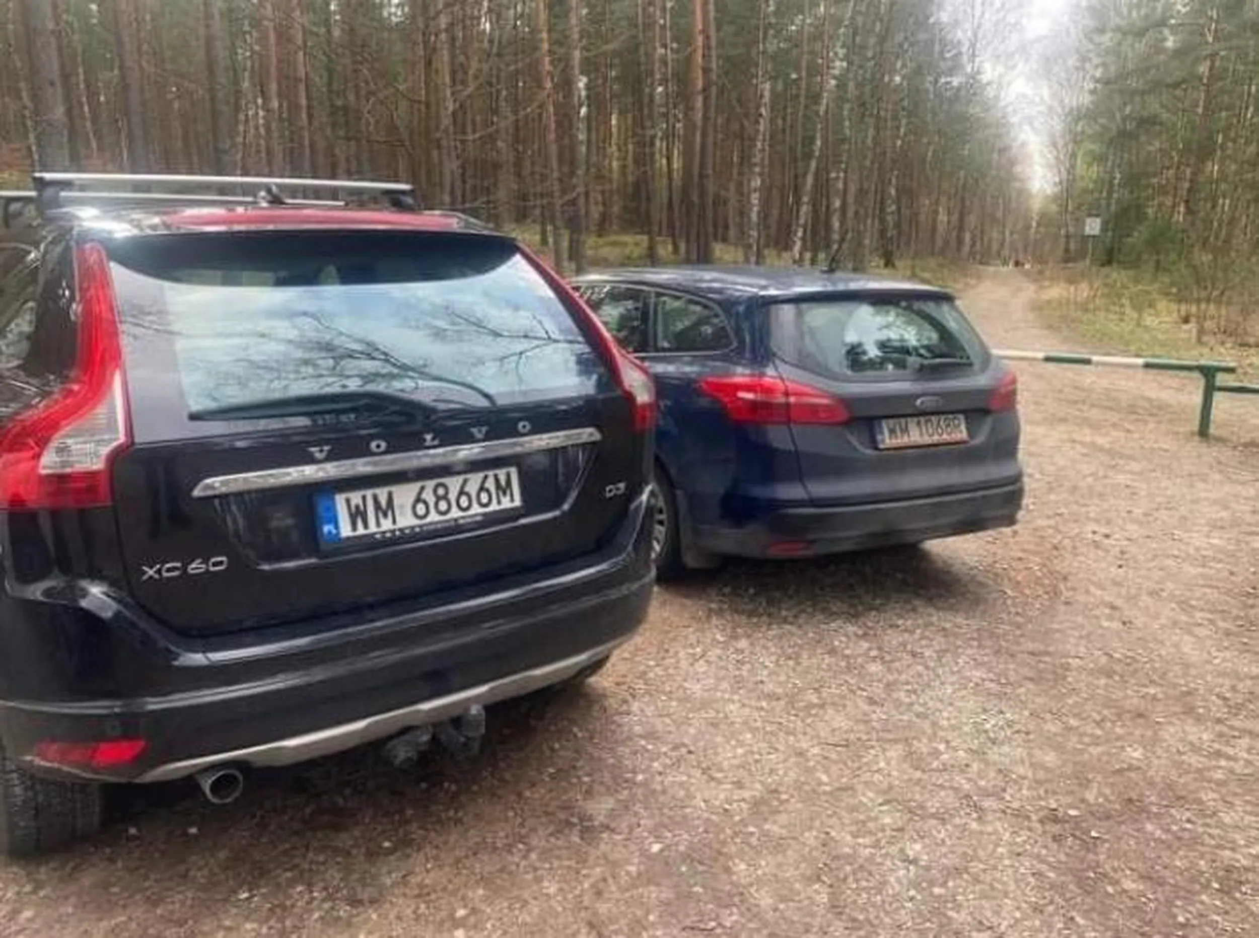 Kierowca nieudacznik zaparkował przed szlabanem drogi pożarowej