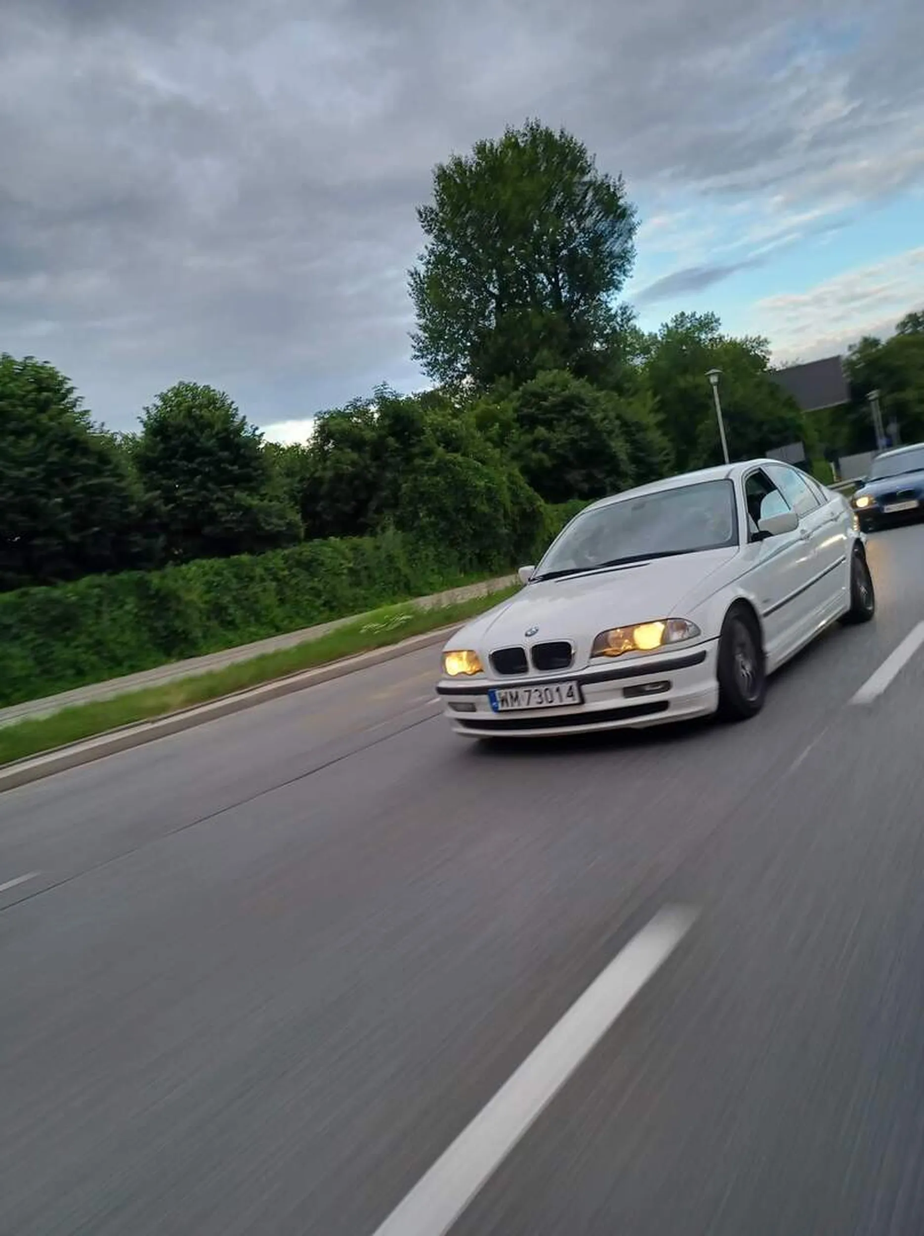 Kierowca tej BMW łamie jej stereotyp uprzejmy i zachowujący wysoką kulturę osobistą polecam spotkać na drodze