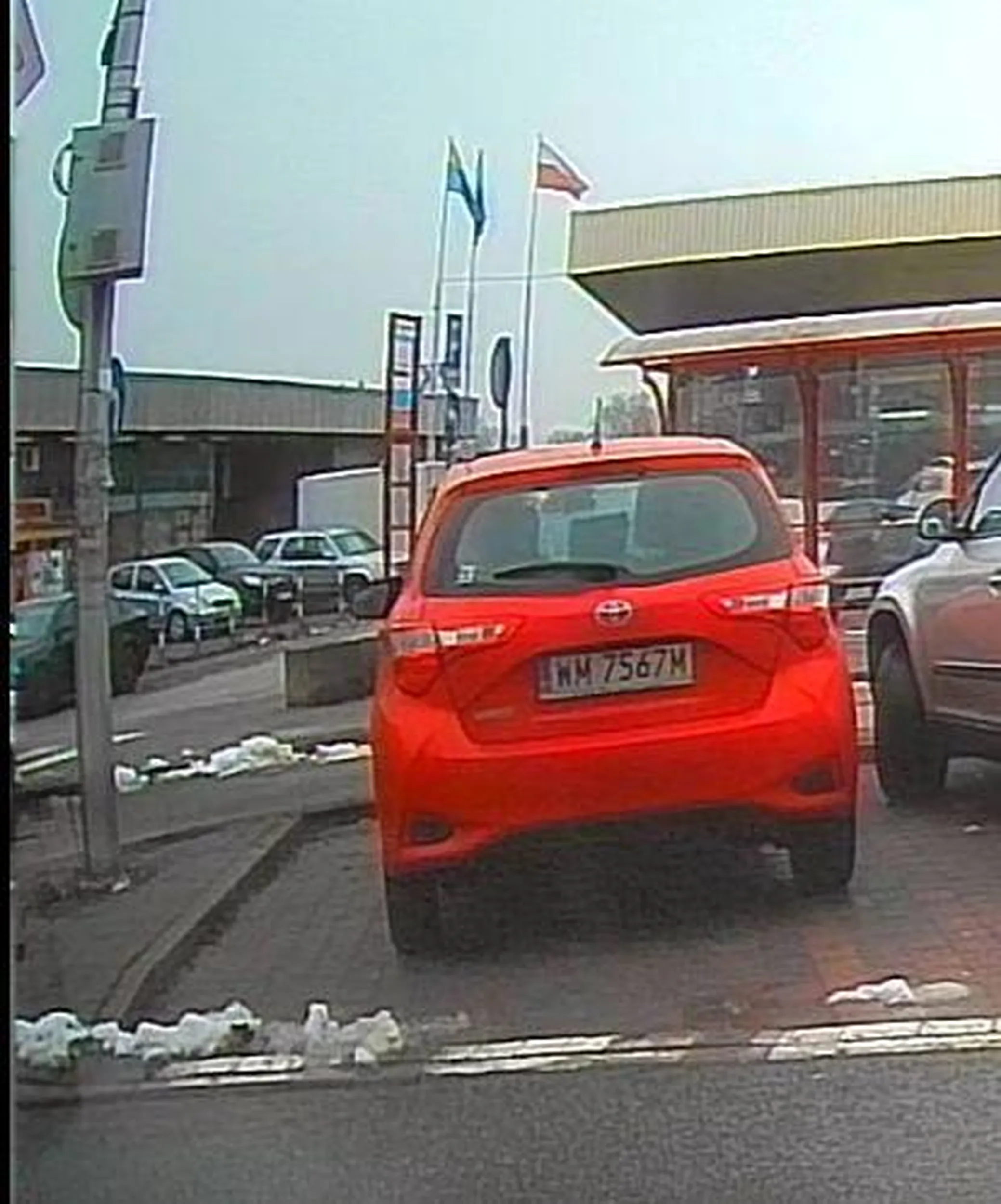 Miszcz. I tak codziennie na stacji PKP Mińsk Mazowiecki. Wystarczy jeden tuman i jedno miejsce parkingowe mniej. Wg niektórych te linie to są dla ozdoby